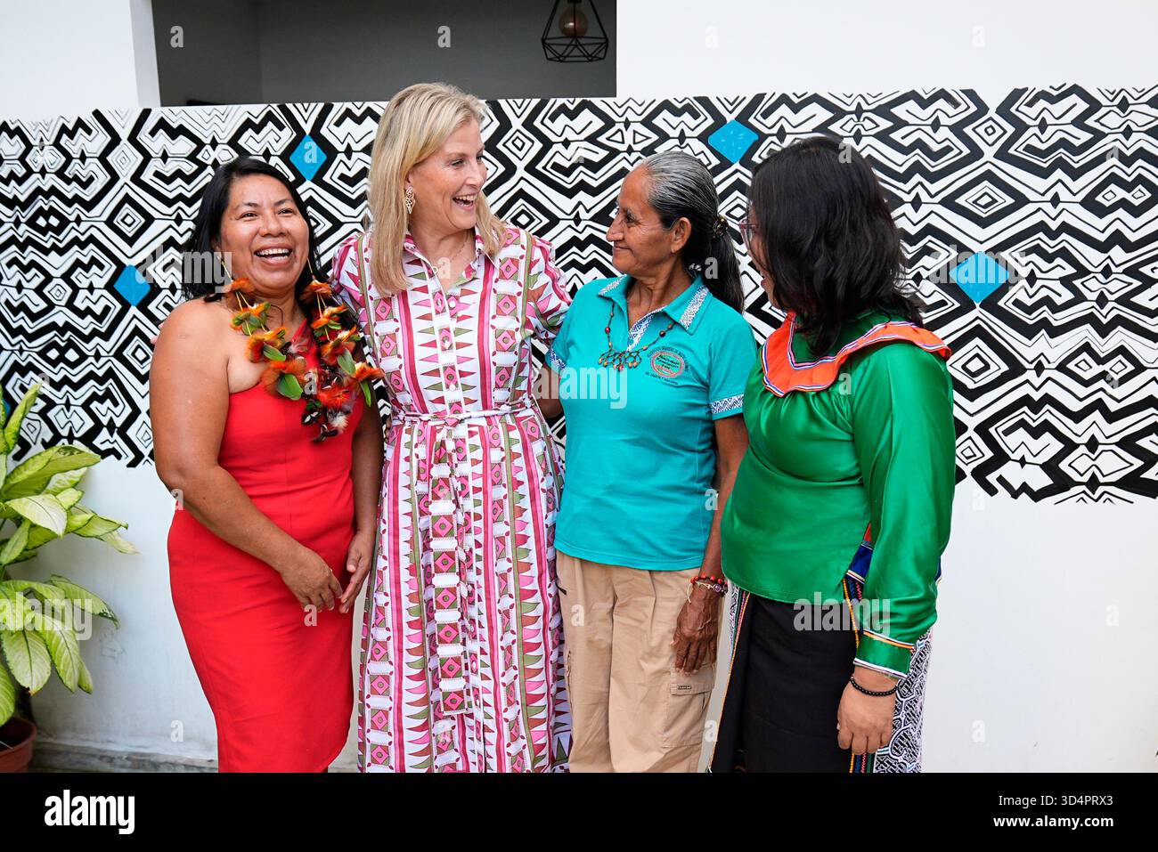 La duchessa di Edimburgo (seconda sinistra) incontra le difensori dei diritti delle donne indigene e le leader femminili del popolo Awajun, Shipibo-Konibo e Kukama Kukamiria, per sensibilizzare sul ruolo che svolgono nella governance territoriale, al la Mona Cafe di Iquitos, in Perù, durante la sua visita in America meridionale e centrale. Data foto: Martedì 11 novembre 2025. Foto Stock