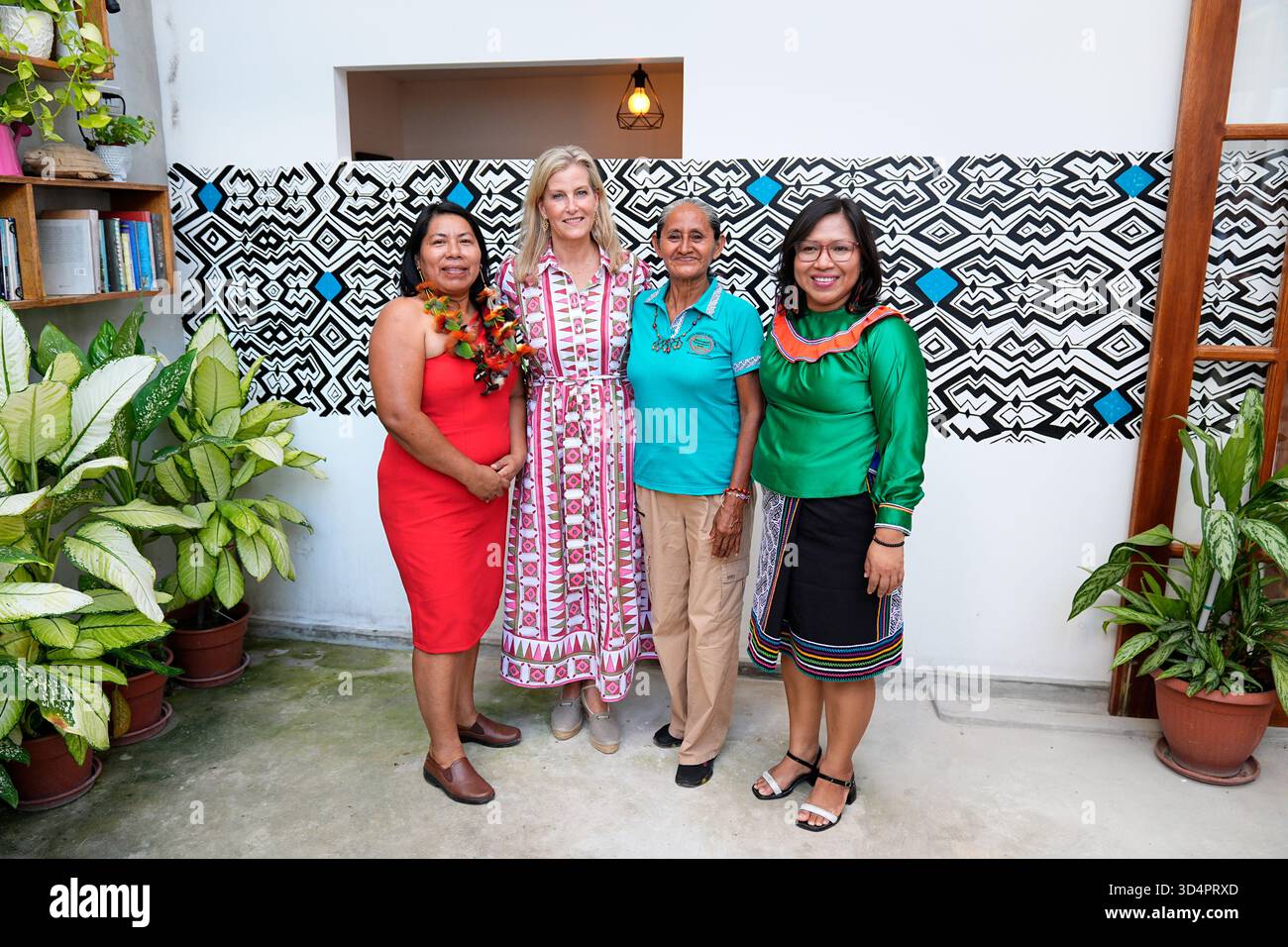 La duchessa di Edimburgo (seconda sinistra) incontra le difensori dei diritti delle donne indigene e le leader femminili del popolo Awajun, Shipibo-Konibo e Kukama Kukamiria, per sensibilizzare sul ruolo che svolgono nella governance territoriale, al la Mona Cafe di Iquitos, in Perù, durante la sua visita in America meridionale e centrale. Data foto: Martedì 11 novembre 2025. Foto Stock
