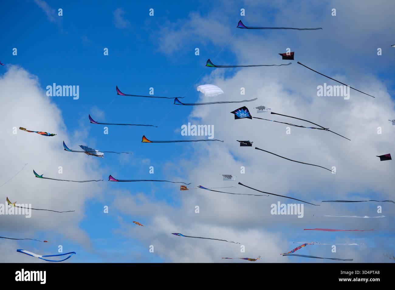Dieppe, Normandia, Francia - 21 settembre 2025. Gli aquiloni colorati riempiono il cielo sulla spiaggia per il Dieppe International Kite Festival. Foto Stock