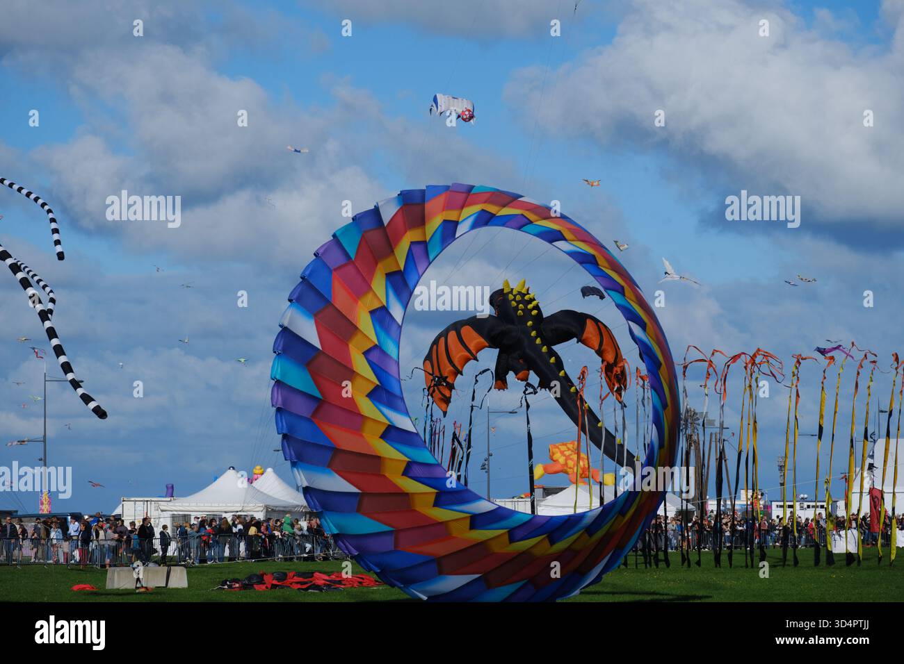 Dieppe, Normandia, Francia - 21 settembre 2025. Giant Circular Kite Festival partecipa al Dieppe International Kite Festival. Foto Stock