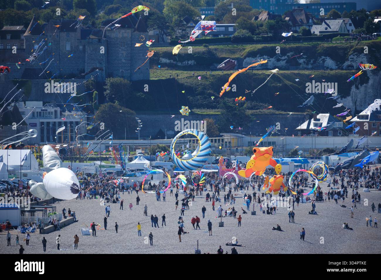 Dieppe, Normandia, Francia - 21 settembre 2025. Vari aquiloni riempiono il cielo sulla spiaggia per il Dieppe International Kite Festival. Foto Stock