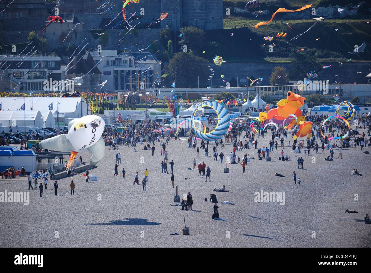 Dieppe, Normandia, Francia - 21 settembre 2025. Vari aquiloni riempiono il cielo sulla spiaggia per il Dieppe International Kite Festival. Foto Stock