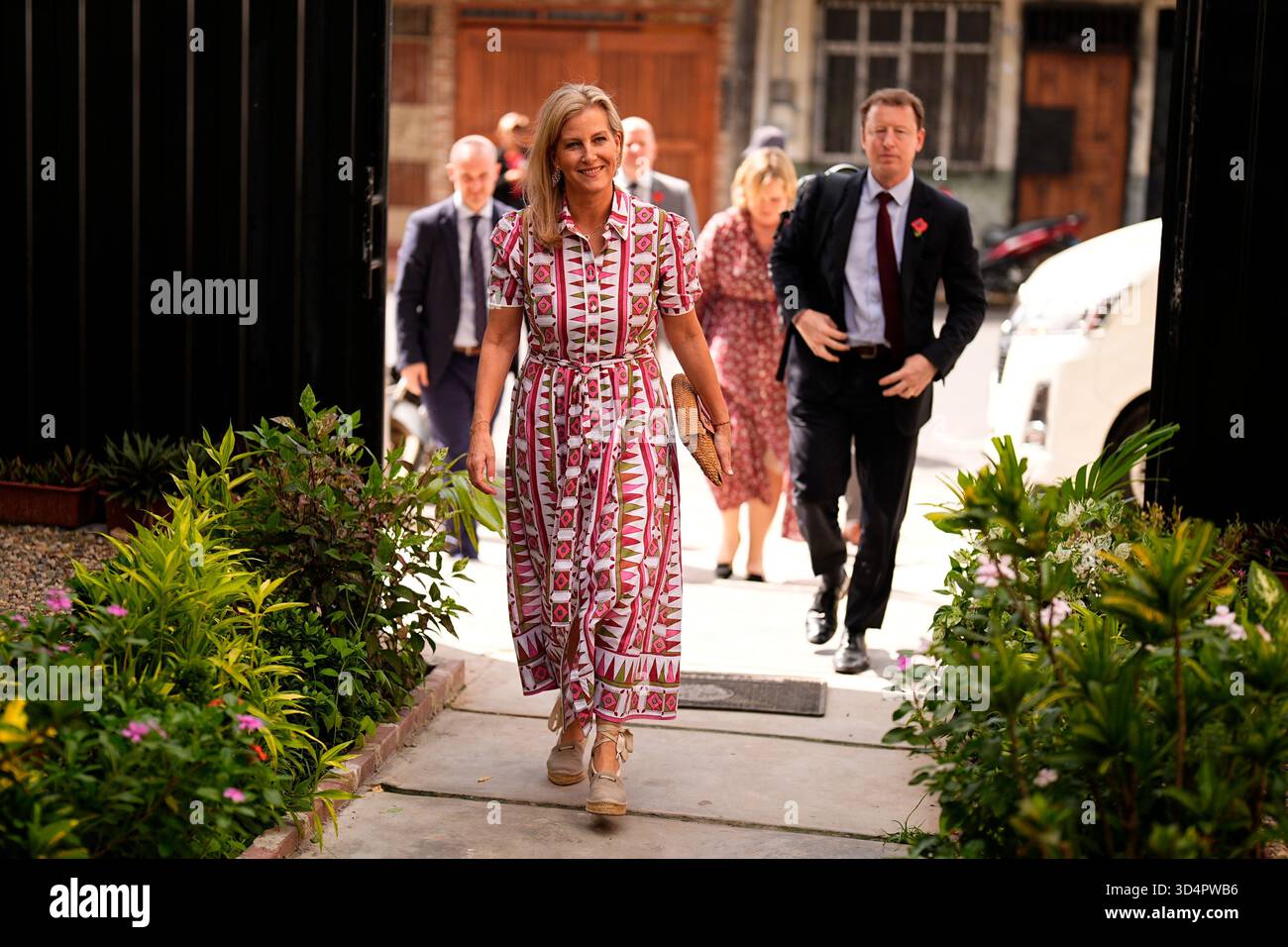 La duchessa di Edimburgo arriva al la Mona Cafe di Iquitos, in Perù, per incontrare le difensori dei diritti delle donne indigene e le leader femminili del popolo Awajun, Shipibo-Konibo e Kukama Kukamiria, per sensibilizzare sul ruolo che svolgono nella governance territoriale, durante la sua visita in America meridionale e centrale. Data foto: Martedì 11 novembre 2025. Foto Stock