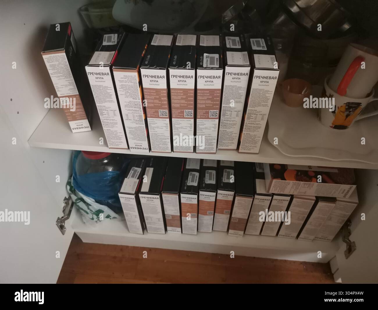 Scatole di grano saraceno nell'armadio domestico durante la pandemia Foto Stock