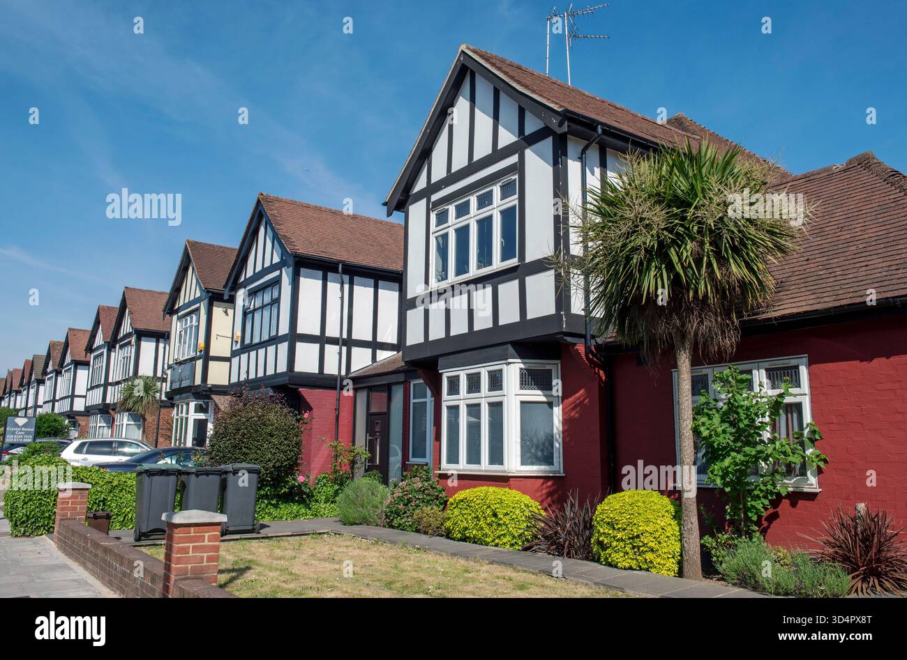 Case suburbane con rivestimento Tudor ai piani superiori e vista sul giardino frontale, Bounds Green Foto Stock
