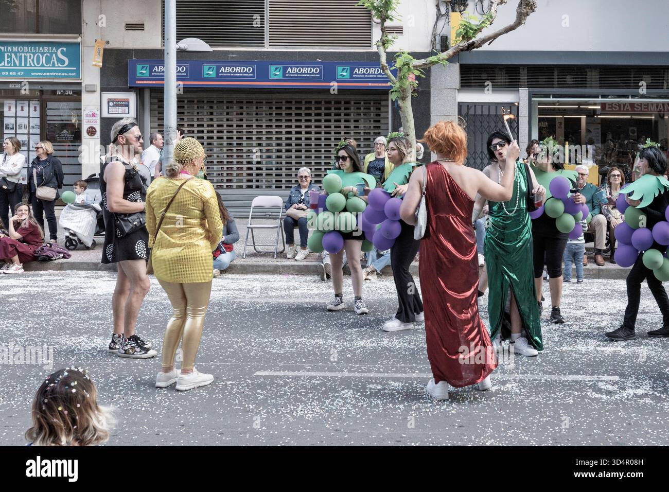 Sfilata del Festival. Premi per la migliore critica, il miglior costume e il miglior galleggiante. Festa di Sant Pasqual a Vila-Real (Villarreal), provincia di Castello. Foto Stock