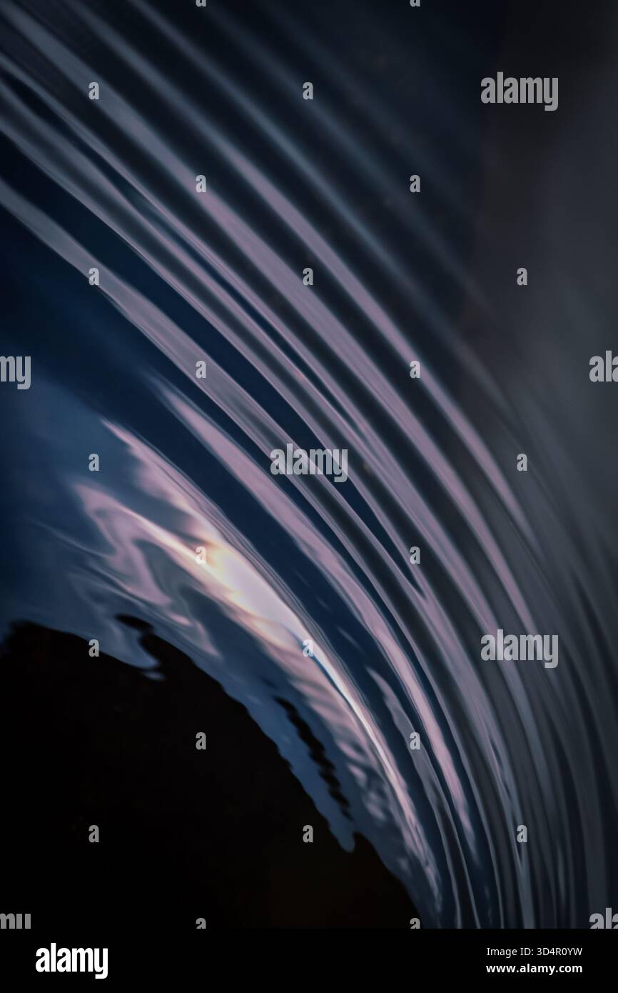 il pattern di piccole onde su un lago in miniatura fornisce la scena per questa immagine bw. Foto Stock