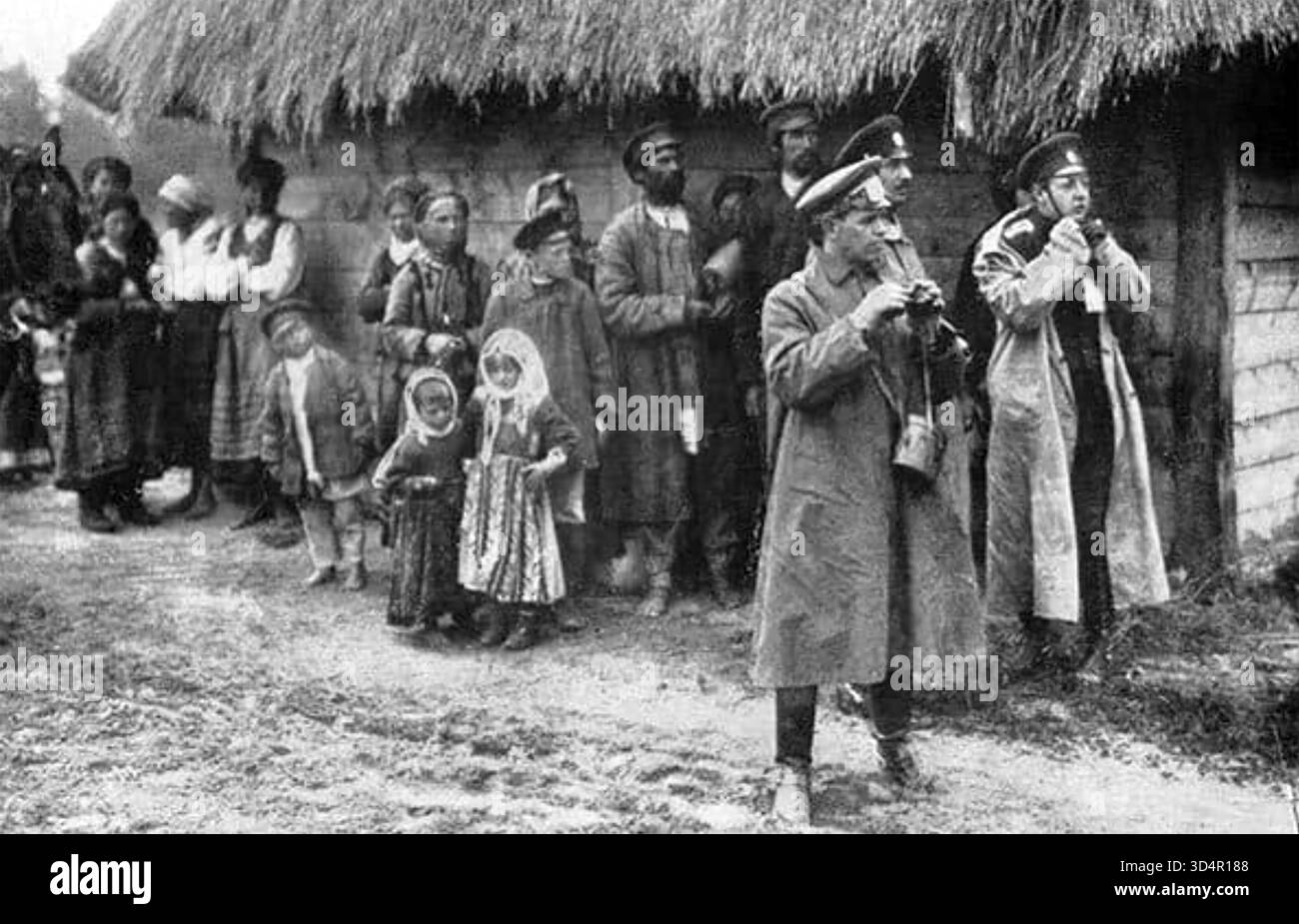CONTADINI RUSSI che osservano due ufficiali dell'esercito durante la prima guerra mondiale Foto Stock
