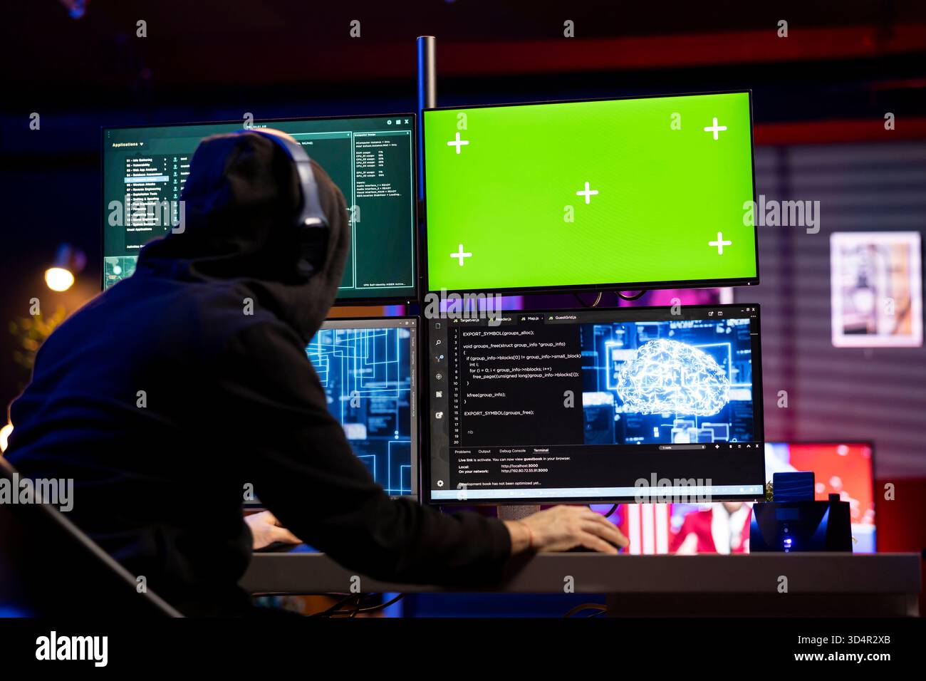 Gli hacker ascoltano musica utilizzando un PC mockup per lanciare attacchi di phishing che indurono gli utenti a rivelare i dati delle carte di credito. Uomo che indossa cuffie audio che utilizza attacchi DDoS per inondare server e siti web in crash Foto Stock