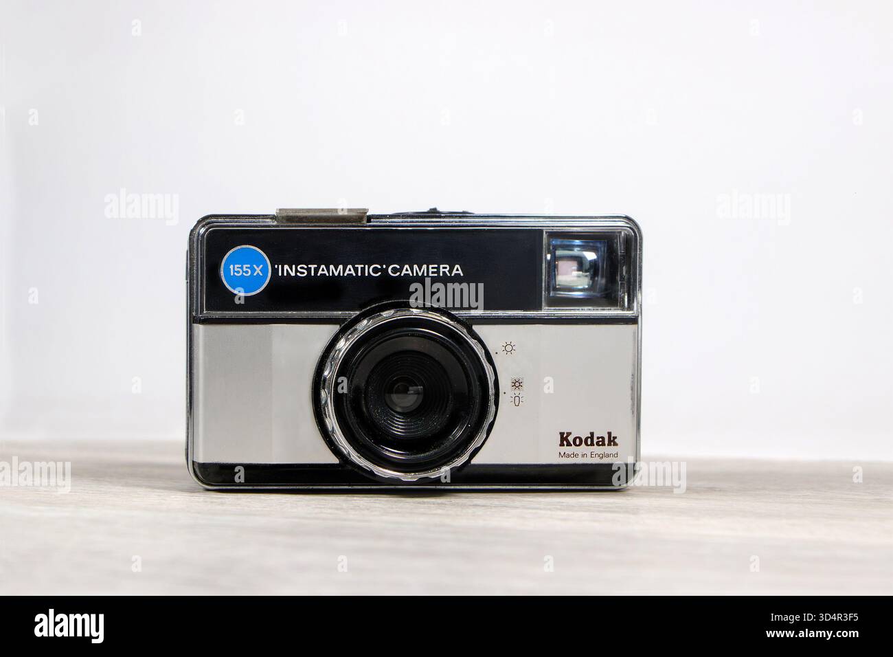 Macchina fotografica Kodak Instamatic 155X vintage prodotta in Inghilterra, esposta su una superficie di legno su uno sfondo bianco Foto Stock