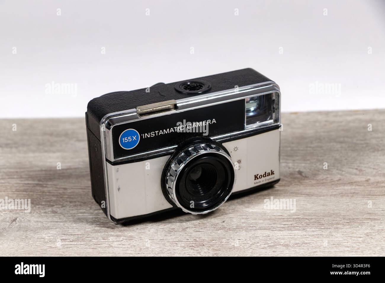 Macchina fotografica Kodak Instamatic 155X vintage prodotta in Inghilterra, esposta su una superficie di legno su uno sfondo bianco Foto Stock