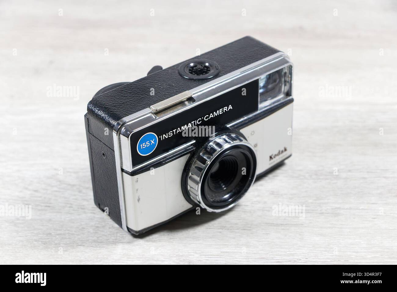Macchina fotografica Kodak Instamatic 155X vintage prodotta in Inghilterra, esposta su una superficie di legno su uno sfondo bianco Foto Stock