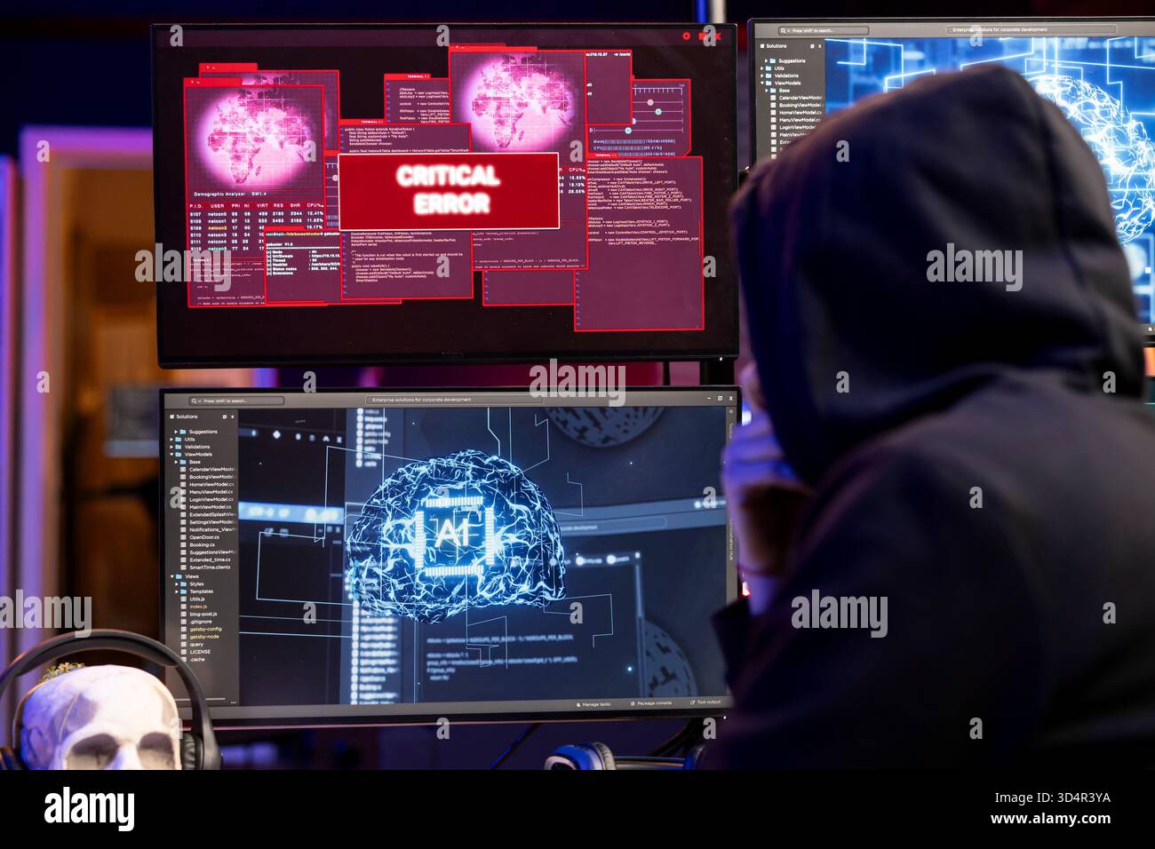 L'hacker vede un avviso di errore critico sul computer quando hacking firewall utilizza l'apprendimento automatico. Malvagio uomo che non riesce a penetrare nel database aziendale a causa di software antivirus malfunzionante Foto Stock