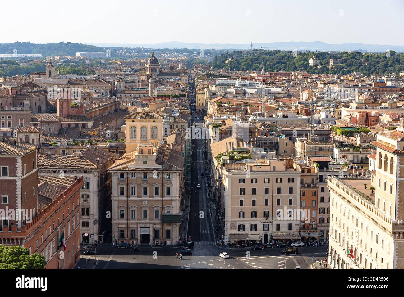 Via del corso a Roma, come sembra da una vista dall'alto, durante l'ora d'oro d'estate Foto Stock