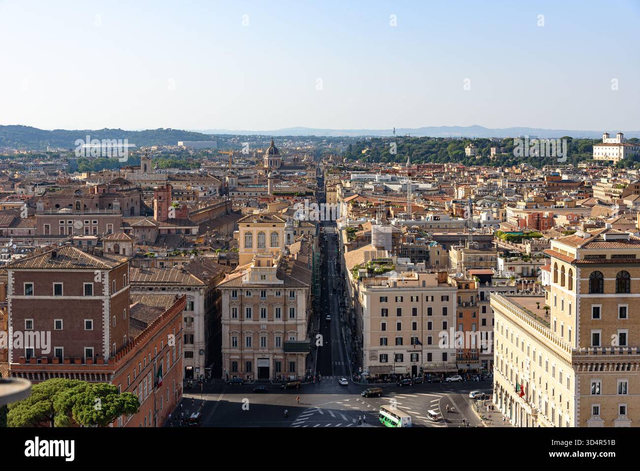 Via del corso a Roma, come sembra da una vista dall'alto, durante l'ora d'oro d'estate Foto Stock