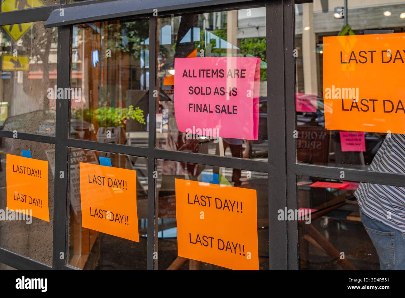 Seattle, Washington, Stati Uniti - 15 settembre 2025: Cartelli che recano "Last Day" e "All Sales Final" in una vetrina di un negozio al dettaglio. Questo negozio è uno dei tanti busi in difficoltà Foto Stock