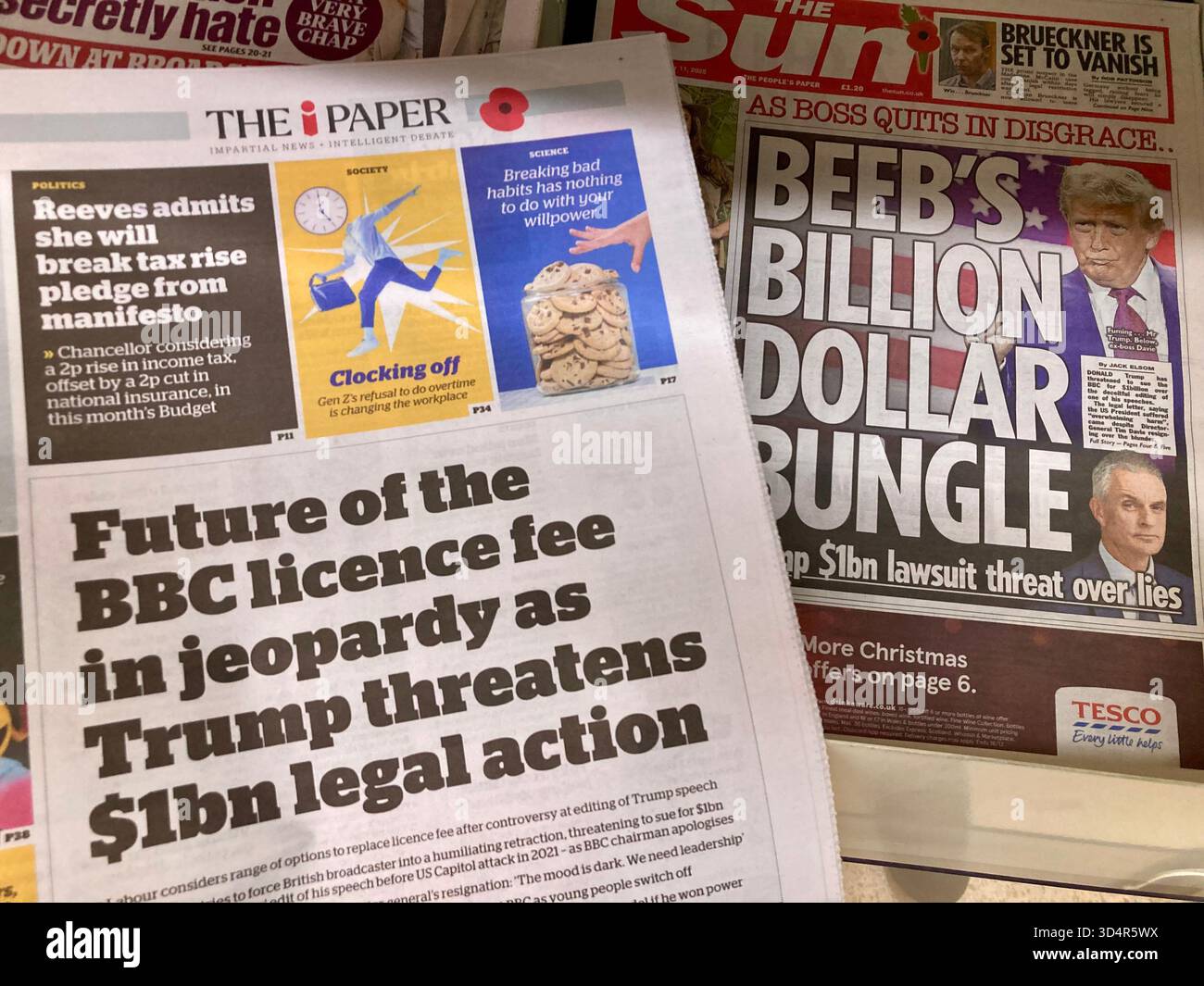 Un giornale britannico riguarda il futuro della tassa di licenza della BBC in base all'azione legale di Trump Foto Stock