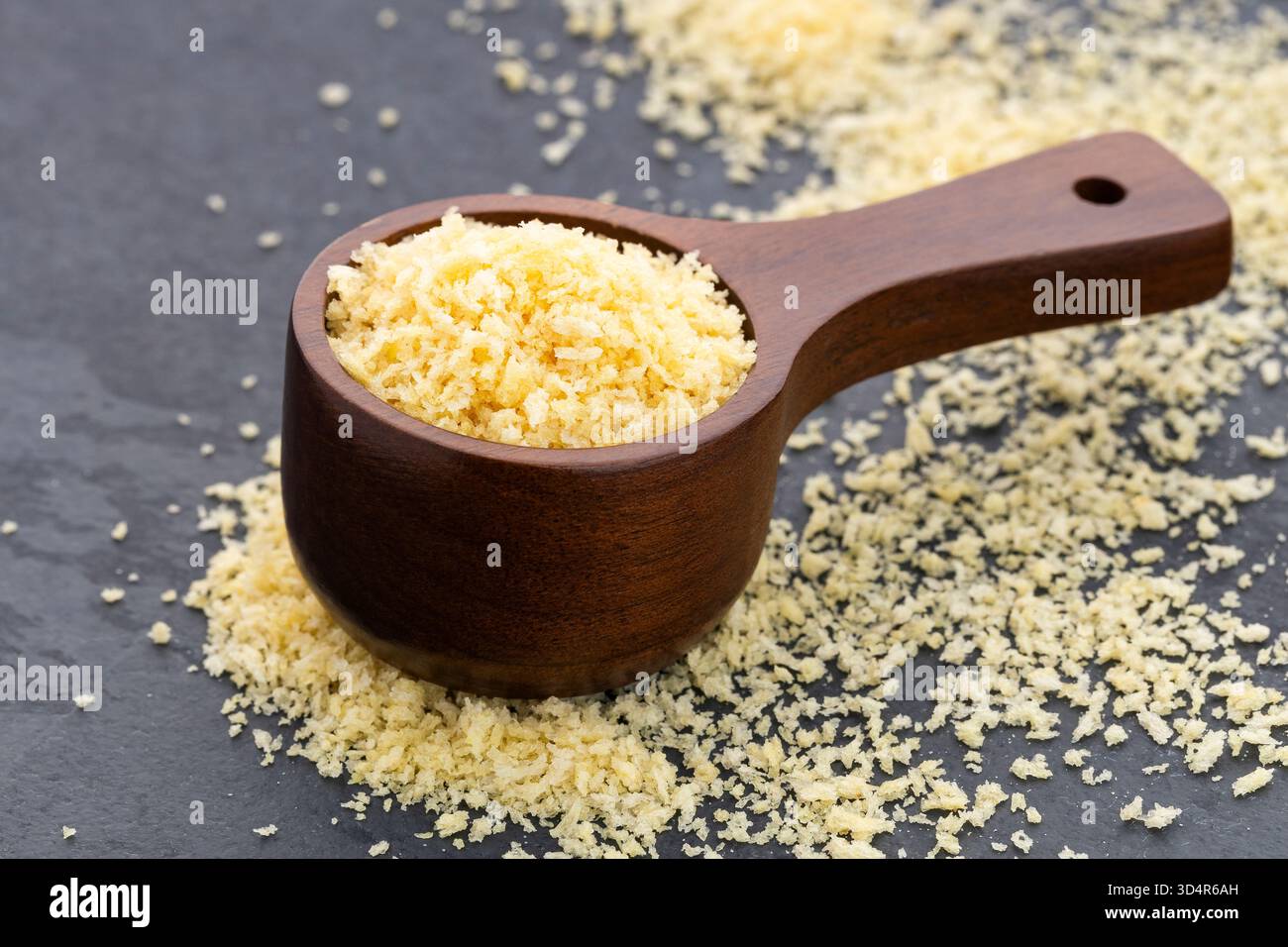 Pangrattato giapponese Panko su misurino in legno Foto Stock