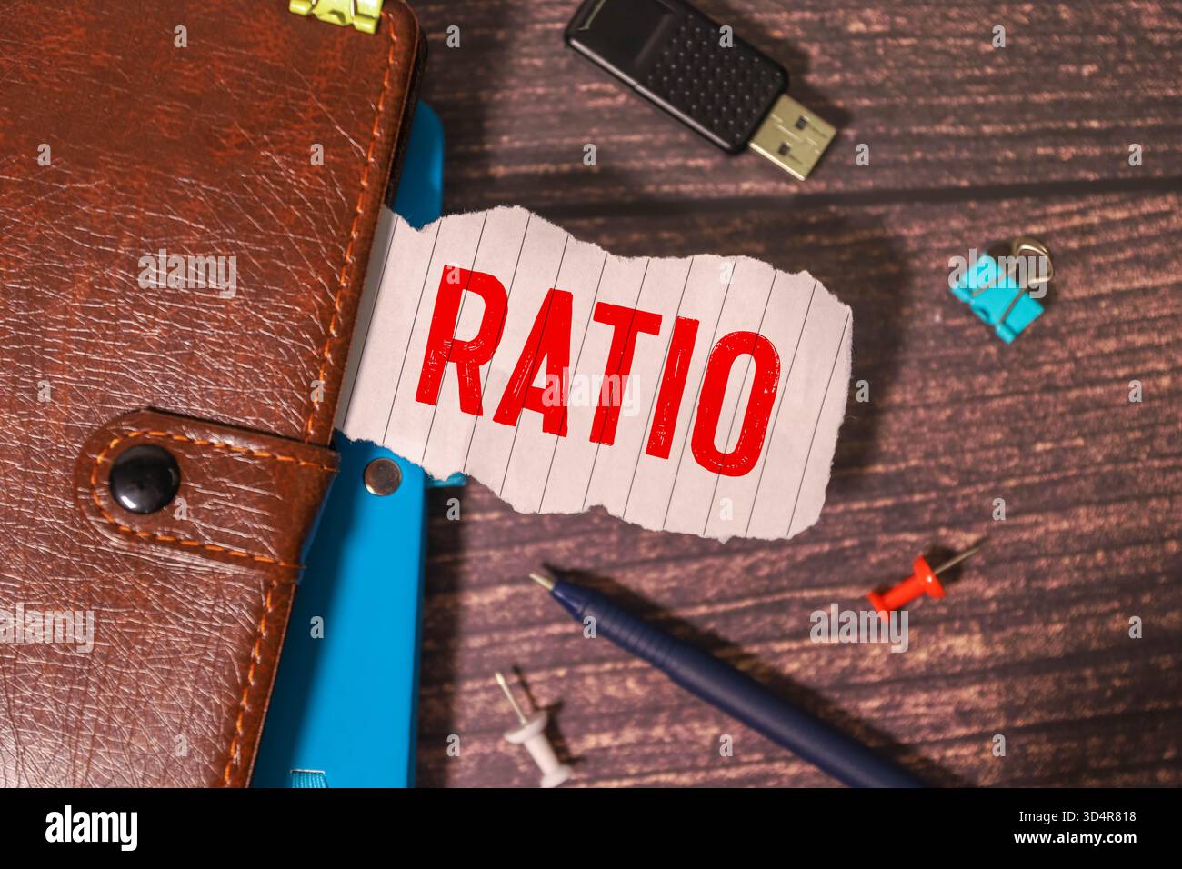 Testo CON RAPPORTO COMBINATO su un blocco appunti sul grafico con calcolatrice e penna Foto Stock