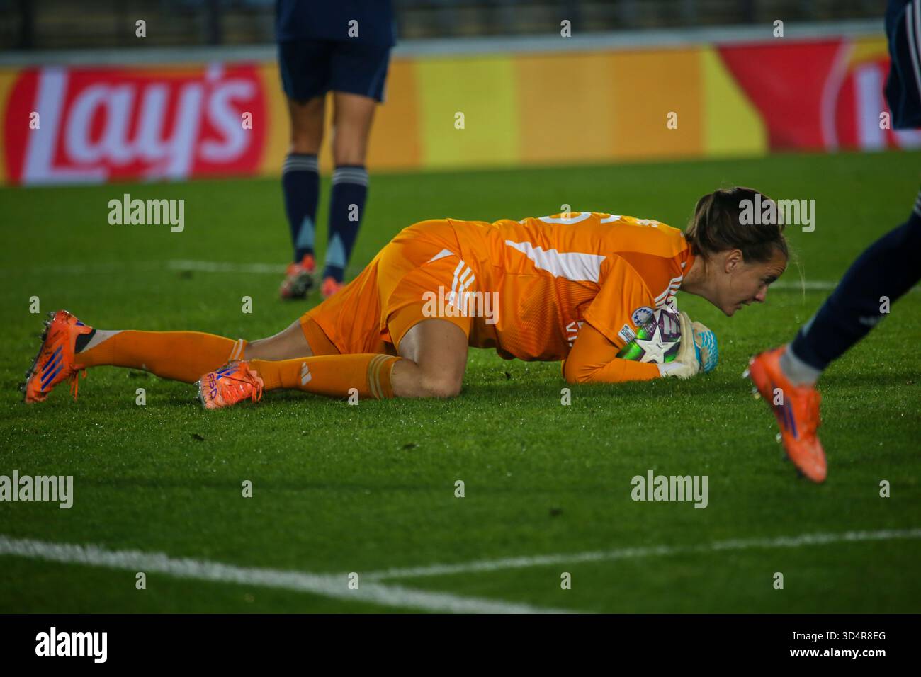 Madrid, Spagna, 11 novembre 2025: La portiere del Paris FC Mylène Chavas (16) prende la palla durante la fase 3 della UEFA Champions League 2025-26 tra il Real Madrid e il Paris FC l'11 novembre 2025, allo stadio Alfredo di Stéfano di Madrid, Spagna. Crediti: Alberto Brevers / Alamy Live News. Foto Stock