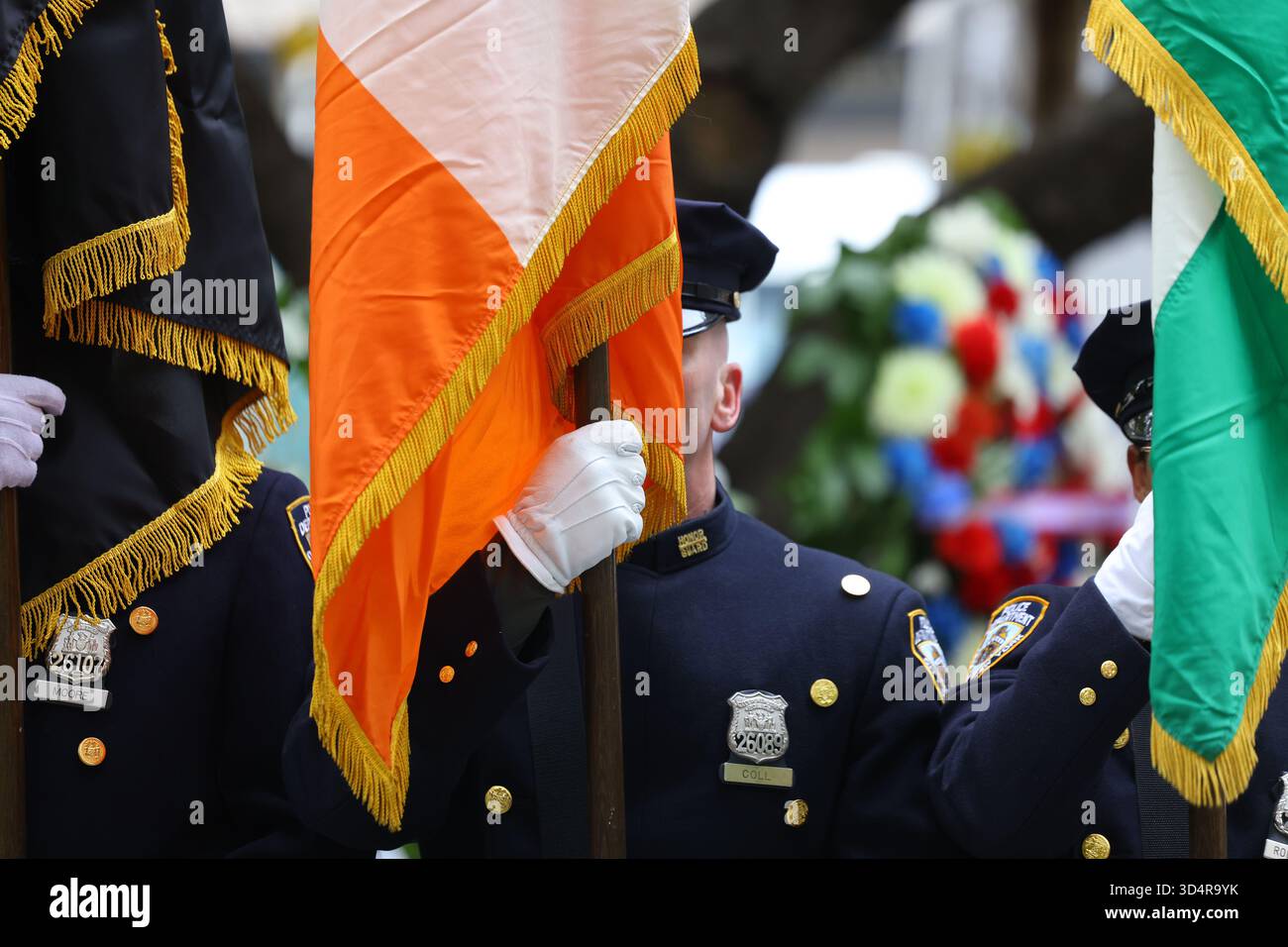 La NYPD Honor Guard ricopre una posizione durante una cerimonia al Madison Square Park di New York l'11 novembre 2025. (Foto: Gordon Donovan) Foto Stock