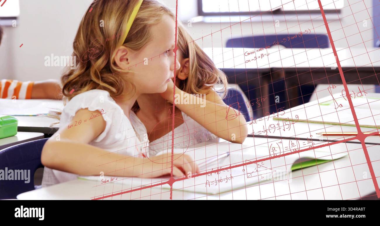 Ragazza seduta con fascia gialla in cima bianca che si piega verso la compagna di classe in classe, documenti, griglia matematica rossa Foto Stock