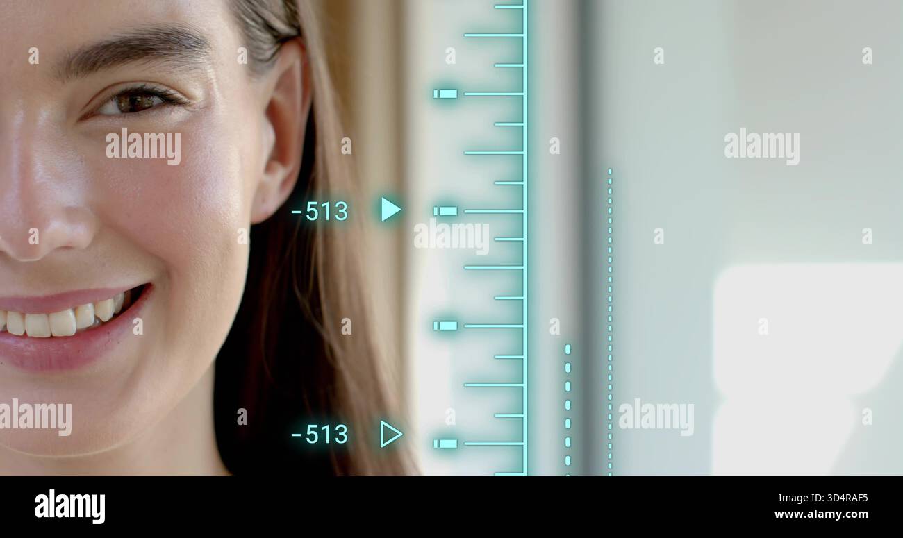 Donna sorridente che mostra metà sinistra del viso vicino alla finestra, con HUD turchese, righello -513, spazio copia Foto Stock