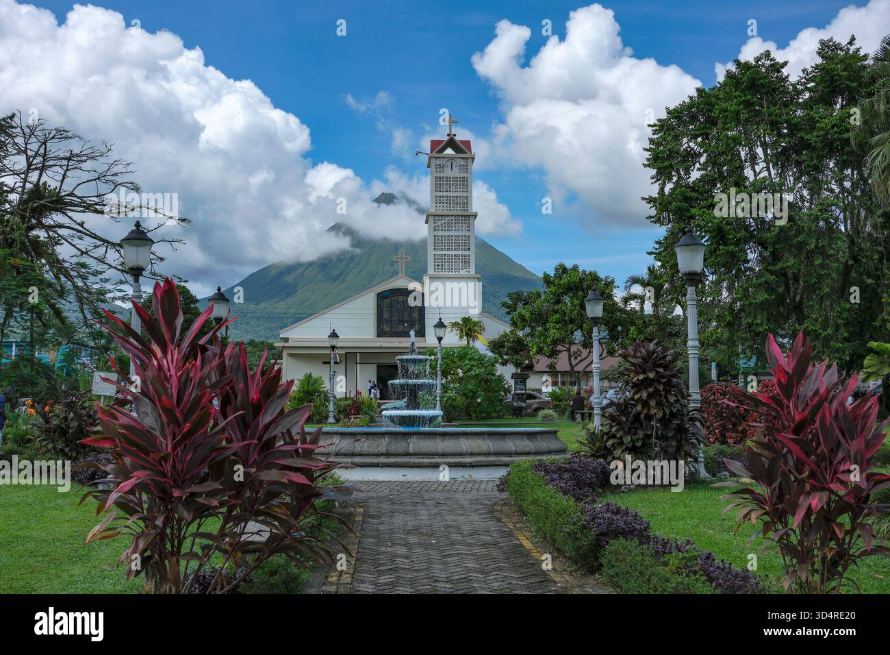 La fortuna, Costa Rica - 25 ottobre 2025: Parrocchia di San Juan Bosco, chiesa cattolica di la fortuna, con il vulcano Arenal sullo sfondo. Foto Stock