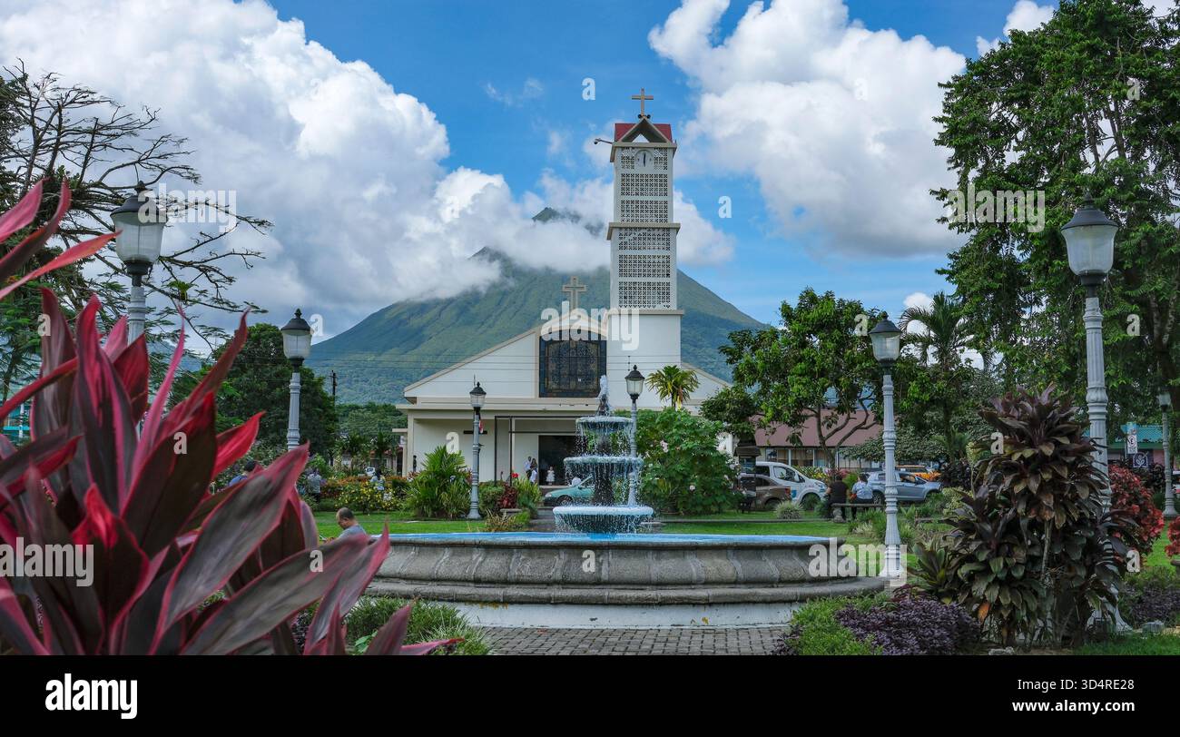 La fortuna, Costa Rica - 25 ottobre 2025: Parrocchia di San Juan Bosco, chiesa cattolica di la fortuna, con il vulcano Arenal sullo sfondo. Foto Stock