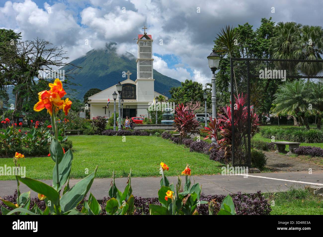 La fortuna, Costa Rica - 25 ottobre 2025: Parrocchia di San Juan Bosco, chiesa cattolica di la fortuna, con il vulcano Arenal sullo sfondo. Foto Stock