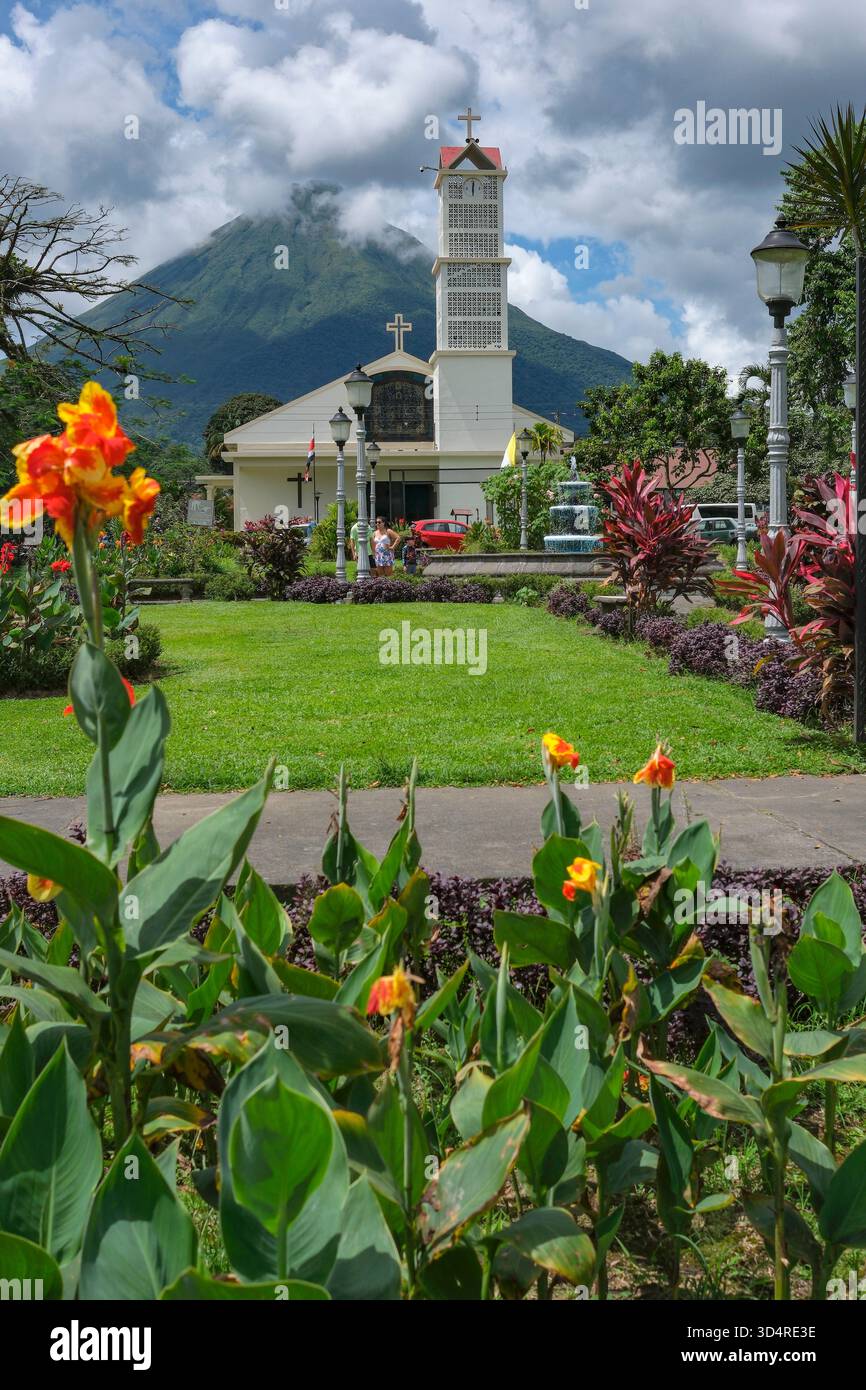 La fortuna, Costa Rica - 25 ottobre 2025: Parrocchia di San Juan Bosco, chiesa cattolica di la fortuna, con il vulcano Arenal sullo sfondo. Foto Stock