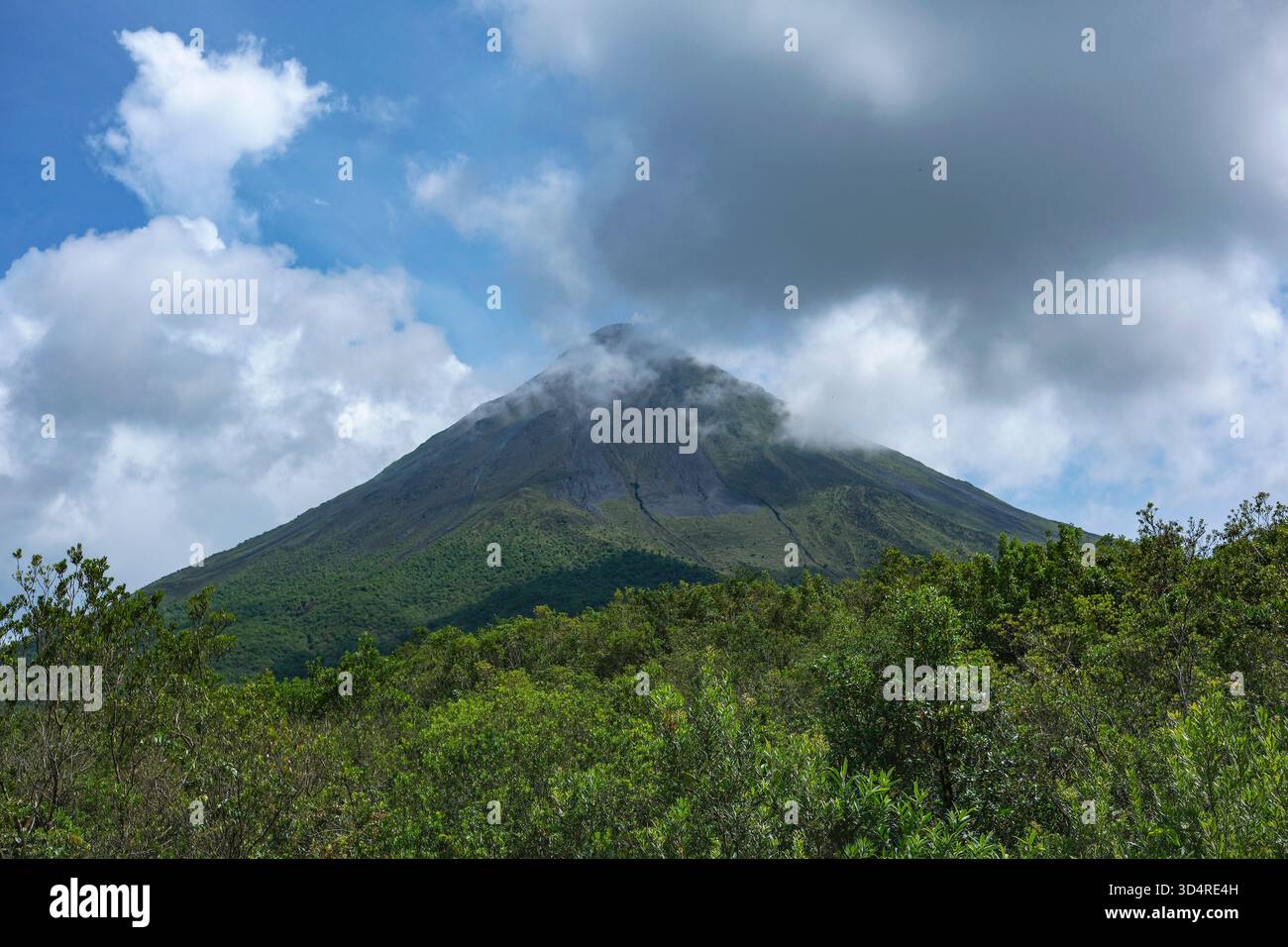 La fortuna, Costa Rica - 27 ottobre 2025: Vulcano Arenal nel Parco Nazionale del Vulcano Arenal a la fortuna, Costa Rica. Foto Stock