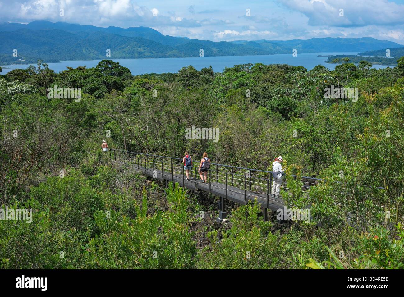 La fortuna, Costa Rica - 27 ottobre 2025: Turisti che visitano il Parco Nazionale del Vulcano Arenal a la fortuna, Costa Rica. Foto Stock