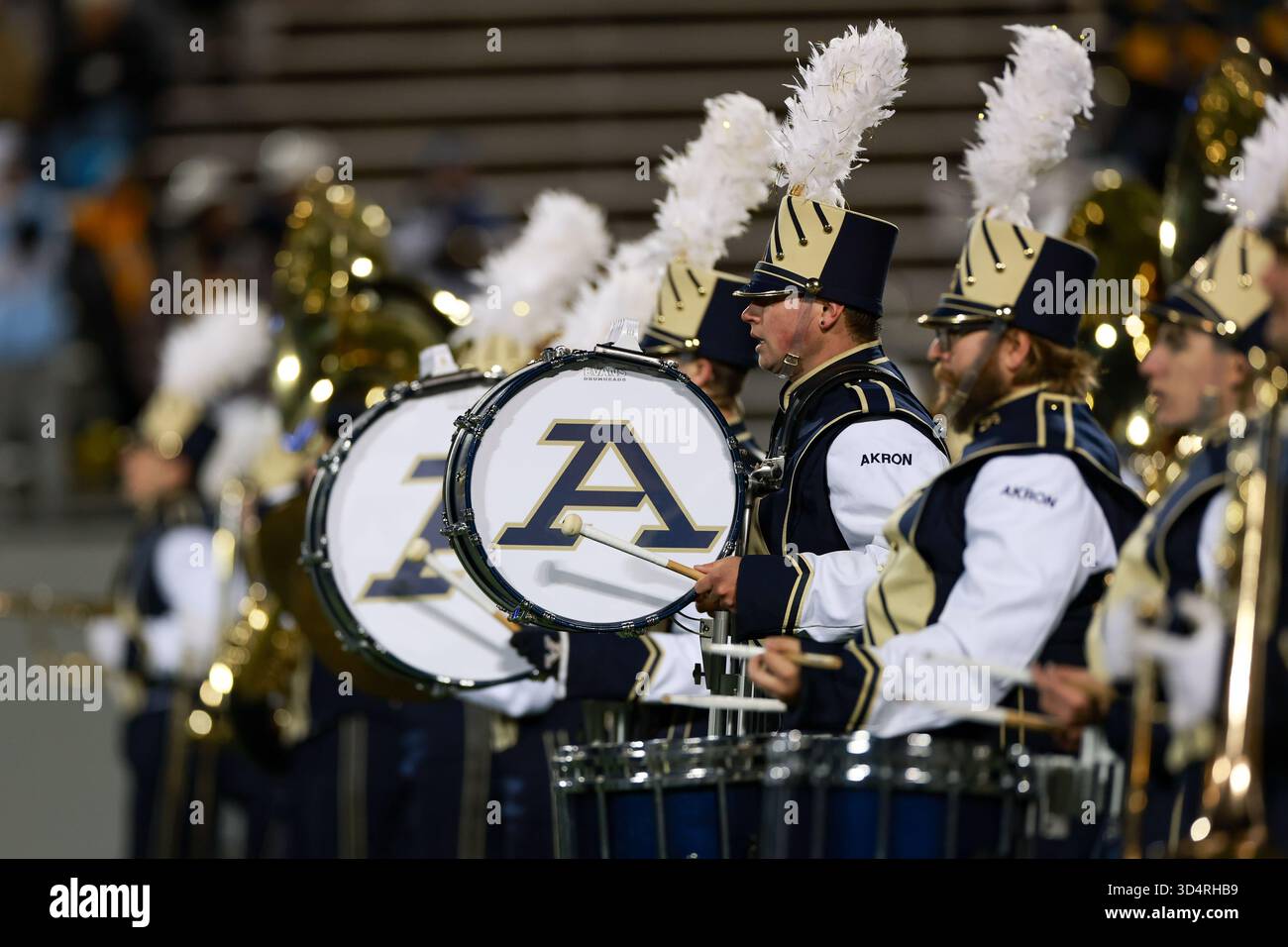 Akron, OH, USA. 11 novembre 2025. La banda Akron Zips suona prima dell'inizio della partita di calcio NCAA tra Kent State e Akron all'InfoCision Stadium di Akron, OHIO. Brian Fisher/CSM/Alamy Live News Foto Stock