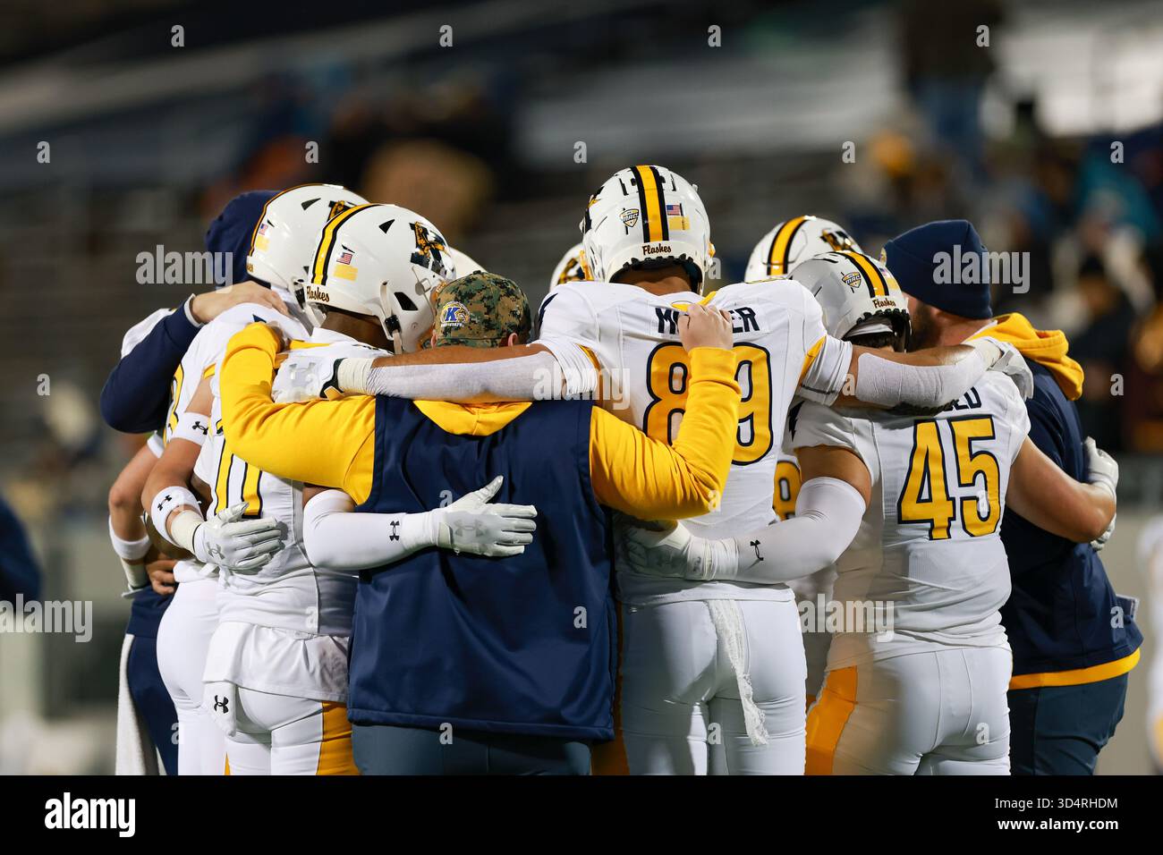 Akron, OH, USA. 11 novembre 2025. Il Kent State Golden Flash si riunisce prima dell'inizio della partita di football NCAA tra Kent State e Akron all'InfoCision Stadium di Akron, OHIO. Brian Fisher/CSM/Alamy Live News Foto Stock