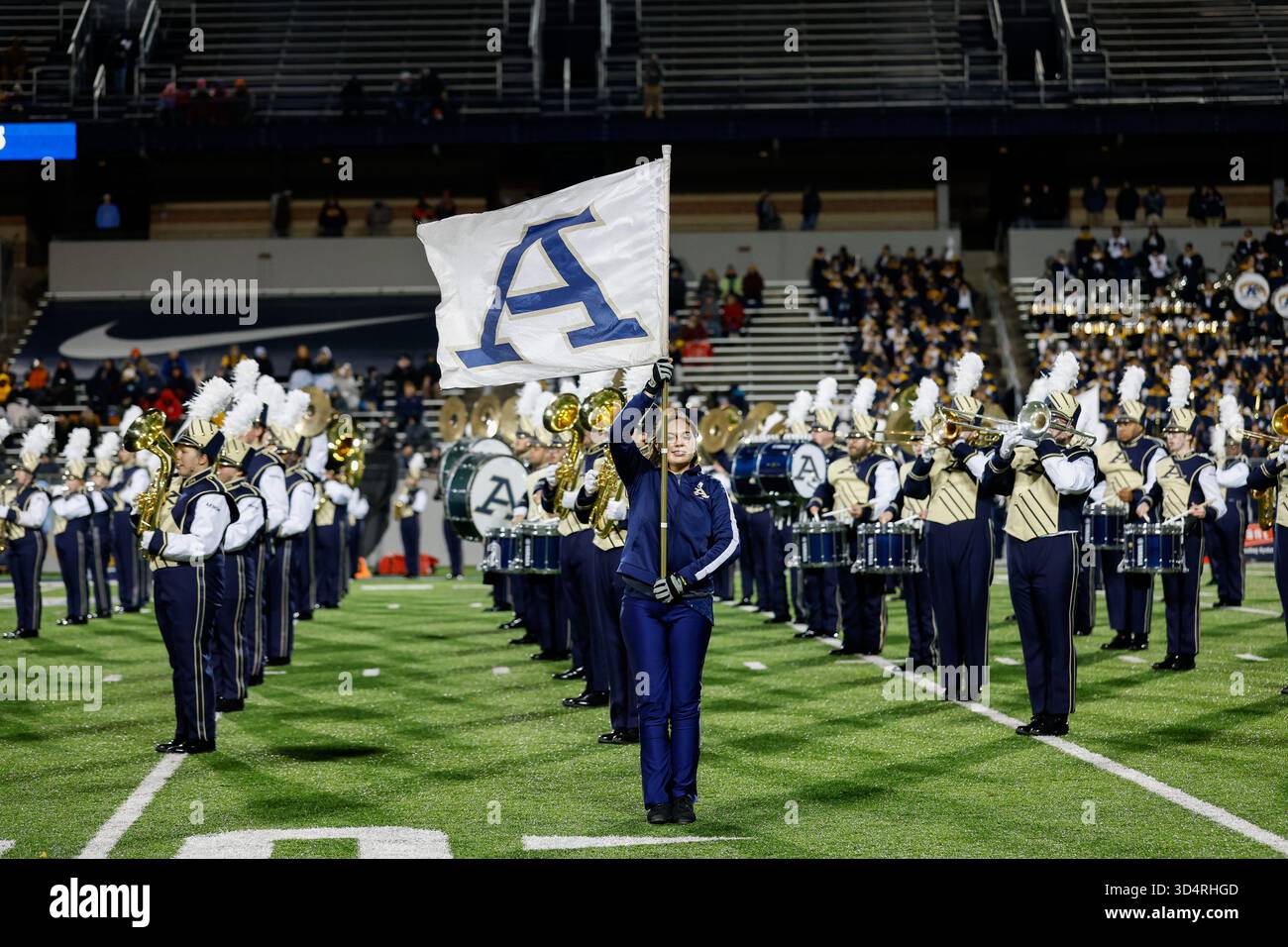Akron, OH, USA. 11 novembre 2025. La banda Akron Zips suona prima dell'inizio della partita di calcio NCAA tra Kent State e Akron all'InfoCision Stadium di Akron, OHIO. Brian Fisher/CSM/Alamy Live News Foto Stock