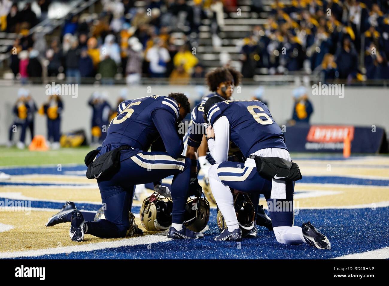 Akron, OH, USA. 11 novembre 2025. I giocatori di Akron Zips si inginocchiano e pregano prima della partita di calcio NCAA tra Kent State e Akron all'InfoCision Stadium di Akron, OHIO. Brian Fisher/CSM/Alamy Live News Foto Stock