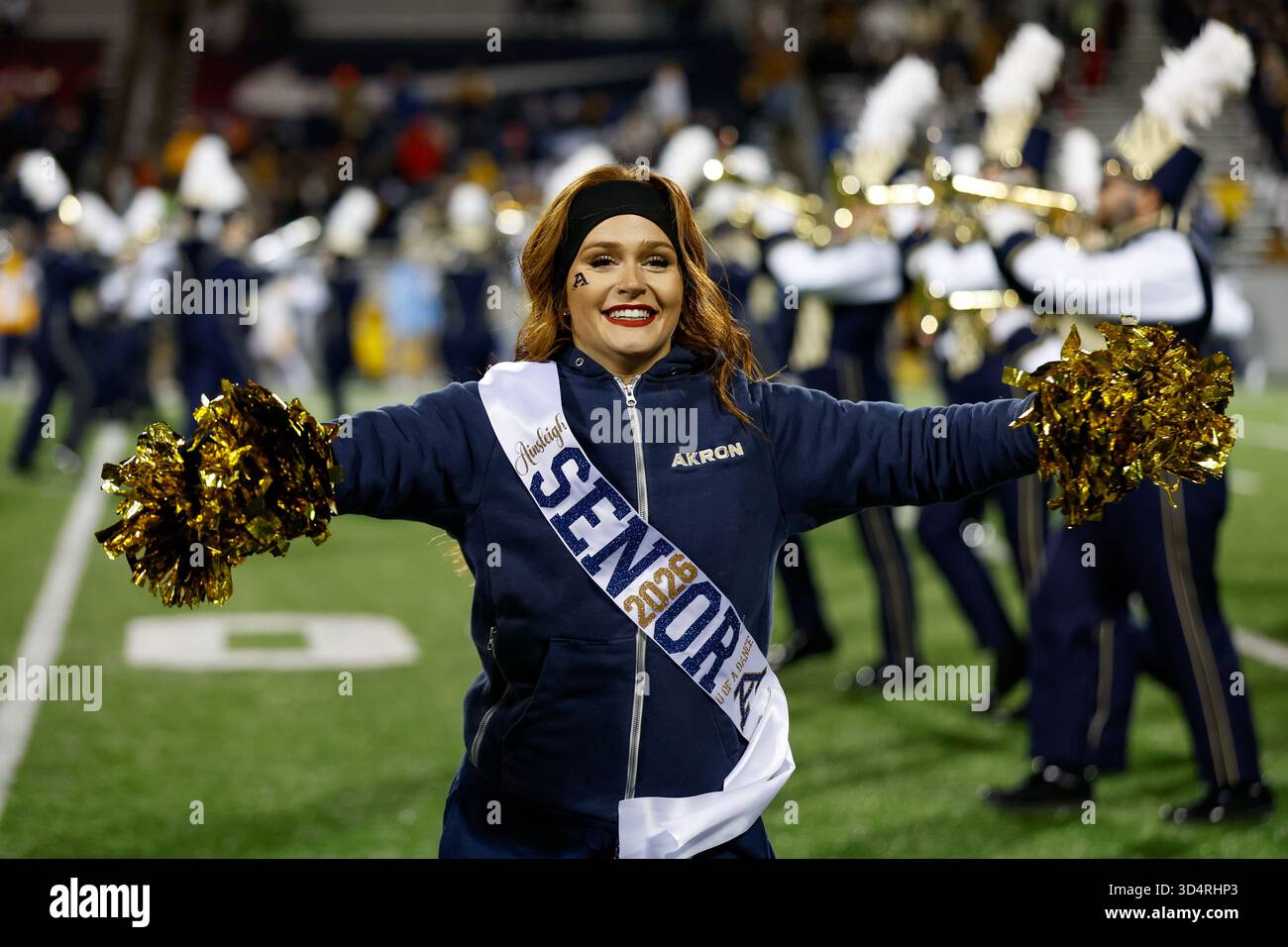 Akron, OH, USA. 11 novembre 2025. Una cheerleader Akron Zips sorride durante la sua routine prima della partita di football NCAA tra Kent State e Akron all'InfoCision Stadium di Akron, OHIO. Brian Fisher/CSM/Alamy Live News Foto Stock
