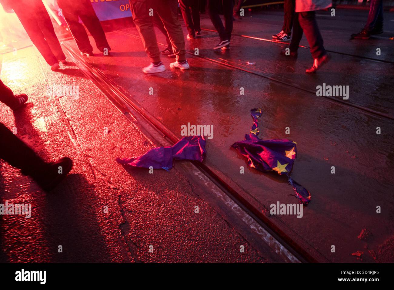 I resti di una bandiera bruciata dell'Unione europea vengono lasciati a terra durante la manifestazione. Nel pomeriggio dell'11 novembre, cittadini polacchi provenienti da tutto il paese hanno marciato per le strade di Varsavia per celebrare il giorno dell'indipendenza. Si stima che l'evento raccolga 100 mila partecipanti, con polacchi patriottici che si riuniscono per festeggiare. Molte famiglie portano i loro figli. La marcia ha sfumature religiose con molto simbolismo religioso visto nelle bandiere e nelle bandiere. Anche molte organizzazioni di estrema destra e fasciste hanno marciato. Quest'anno, il deputato polacco al Parlamento europeo Dominik Ta Foto Stock