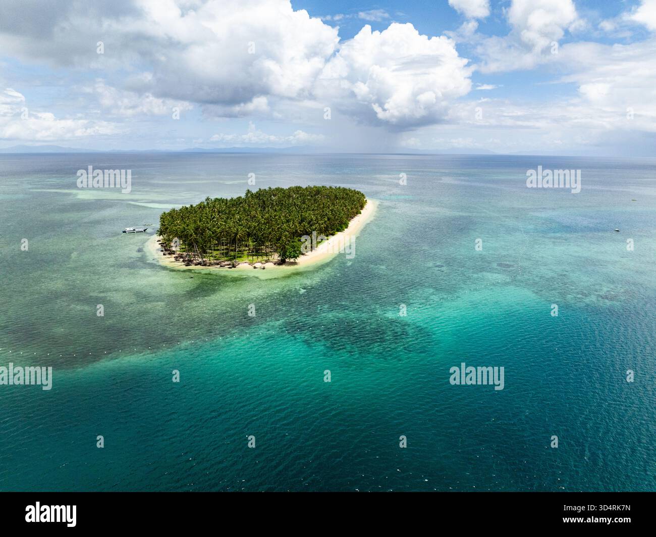 Isola remota coperta da palme circondata da acque turchesi e dalla barriera corallina. Siargao, Filippine. Casa desiderio. Foto Stock
