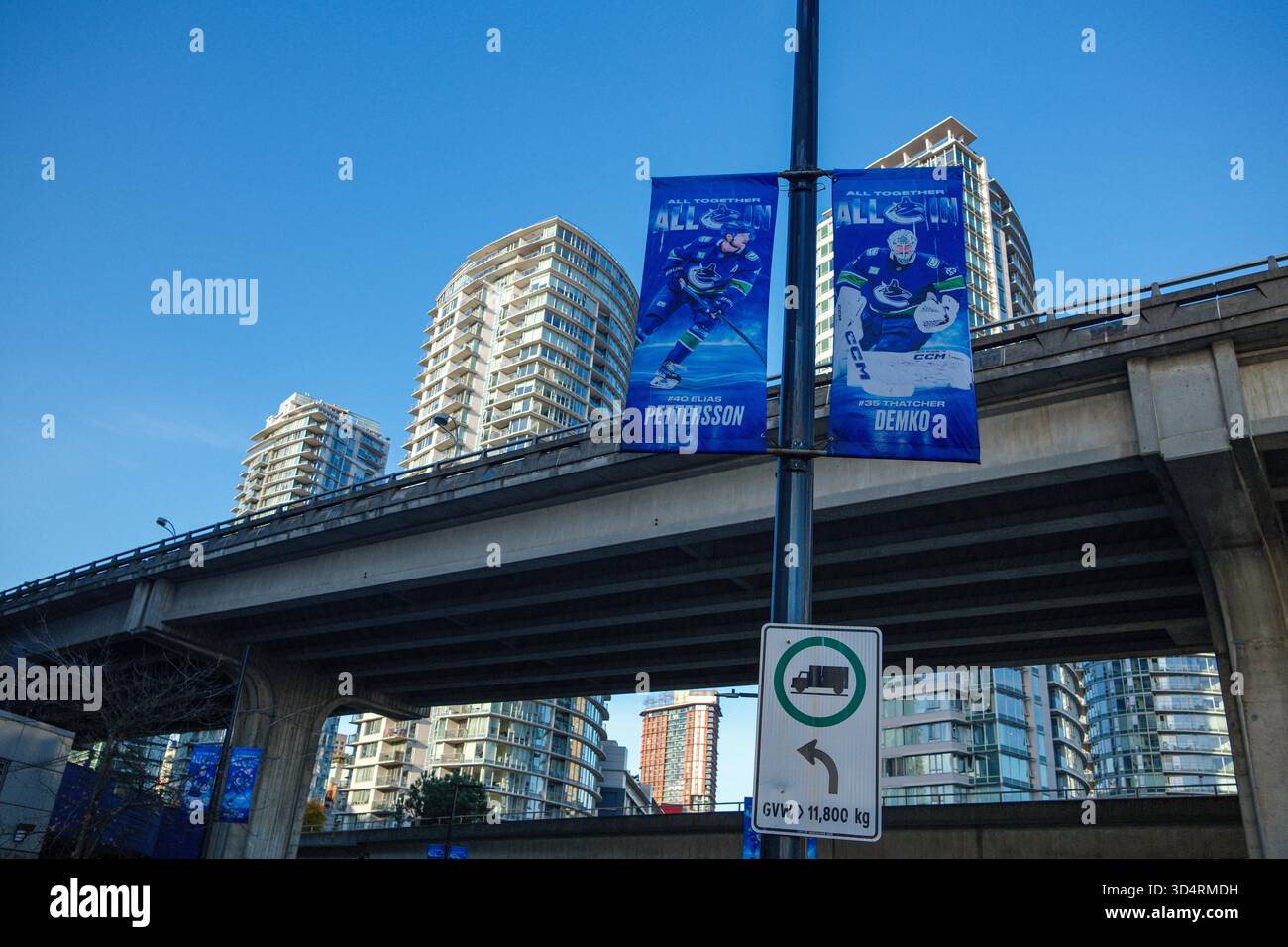Il viadotto della Georgia dietro un paio di striscioni Canucks di Rogers Arena, Vancouver, BC. Foto Stock