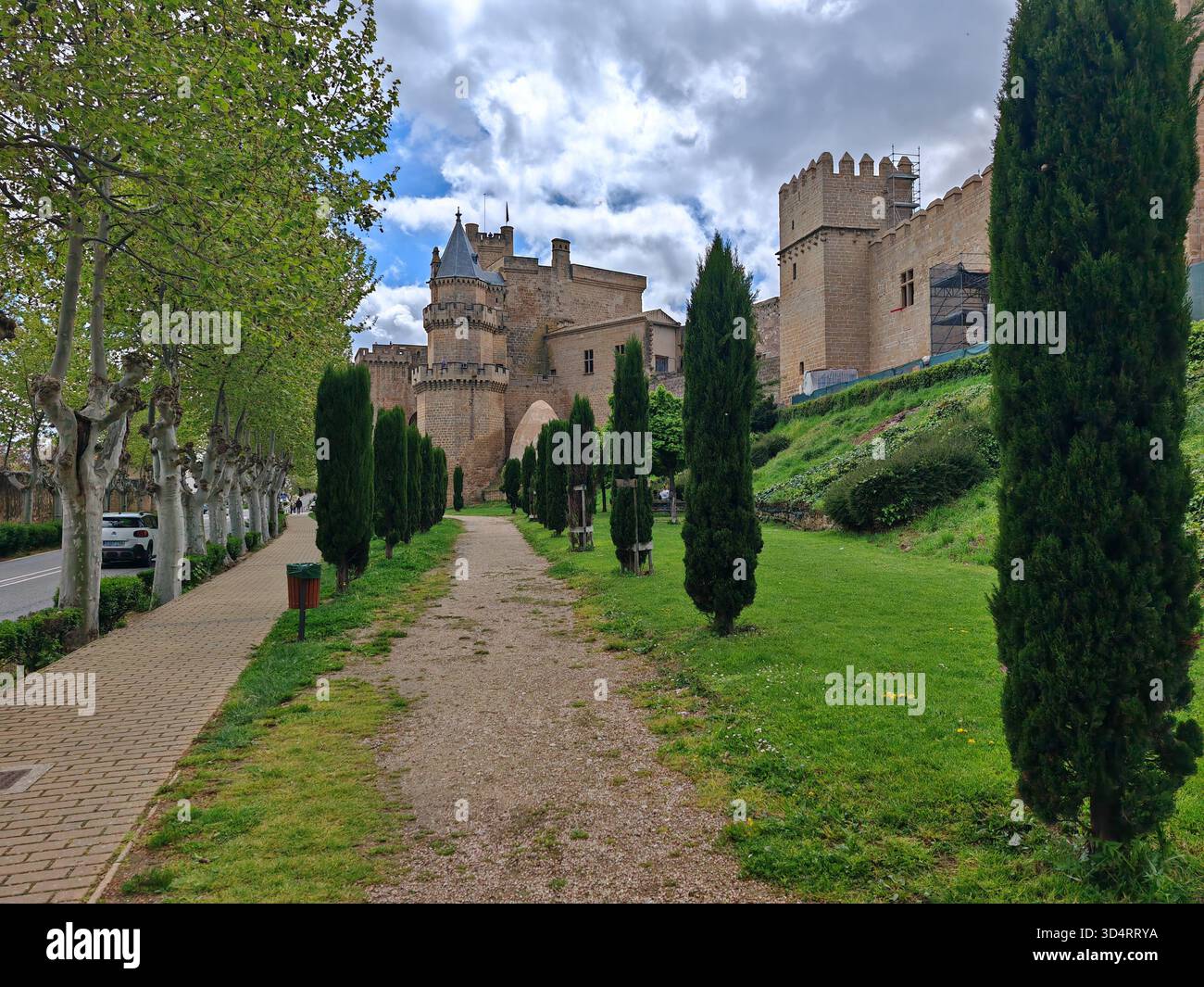 Castello medievale con torri in pietra e percorso giardino Foto Stock