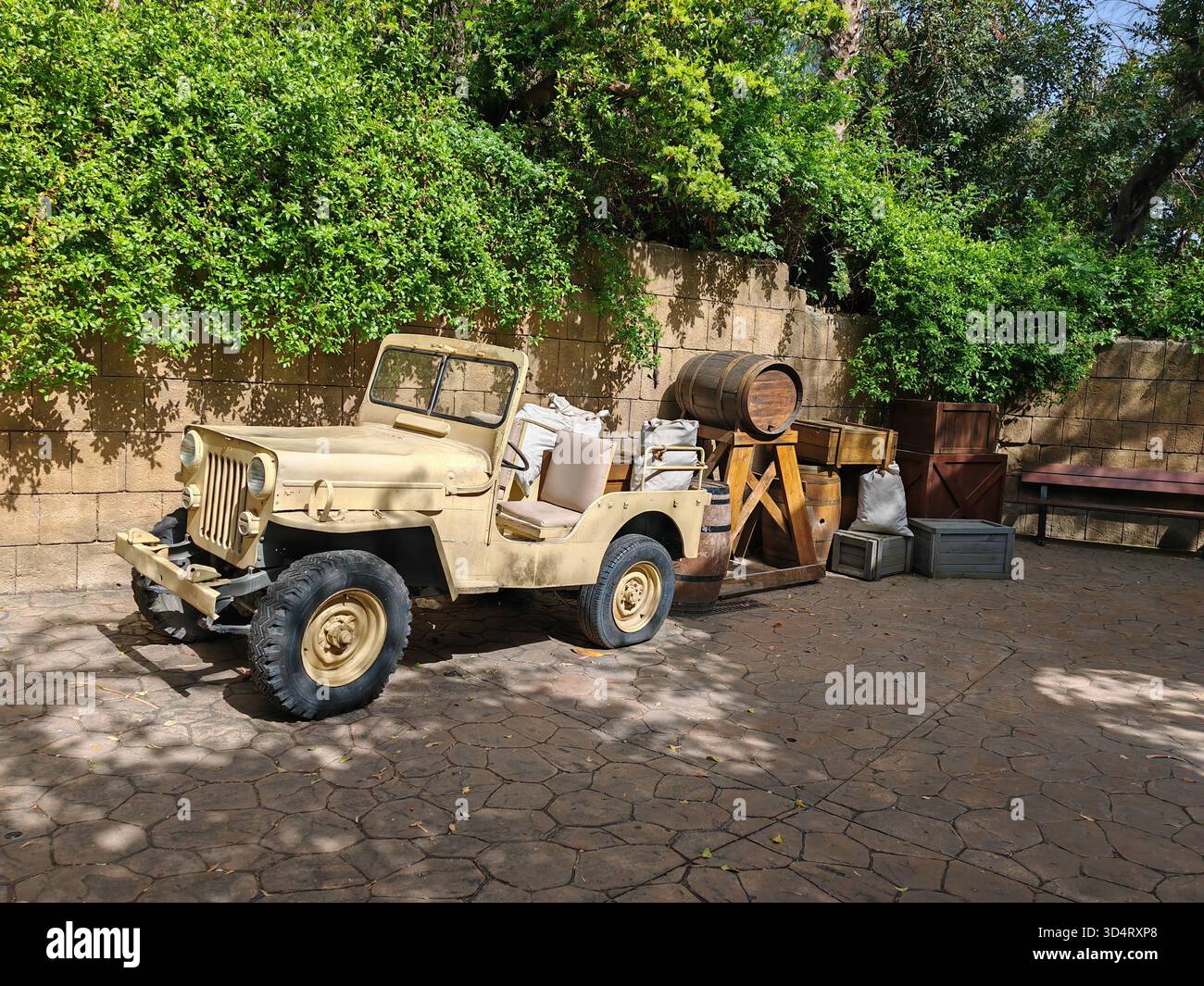 Jeep militare vintage con botti e casse Foto Stock