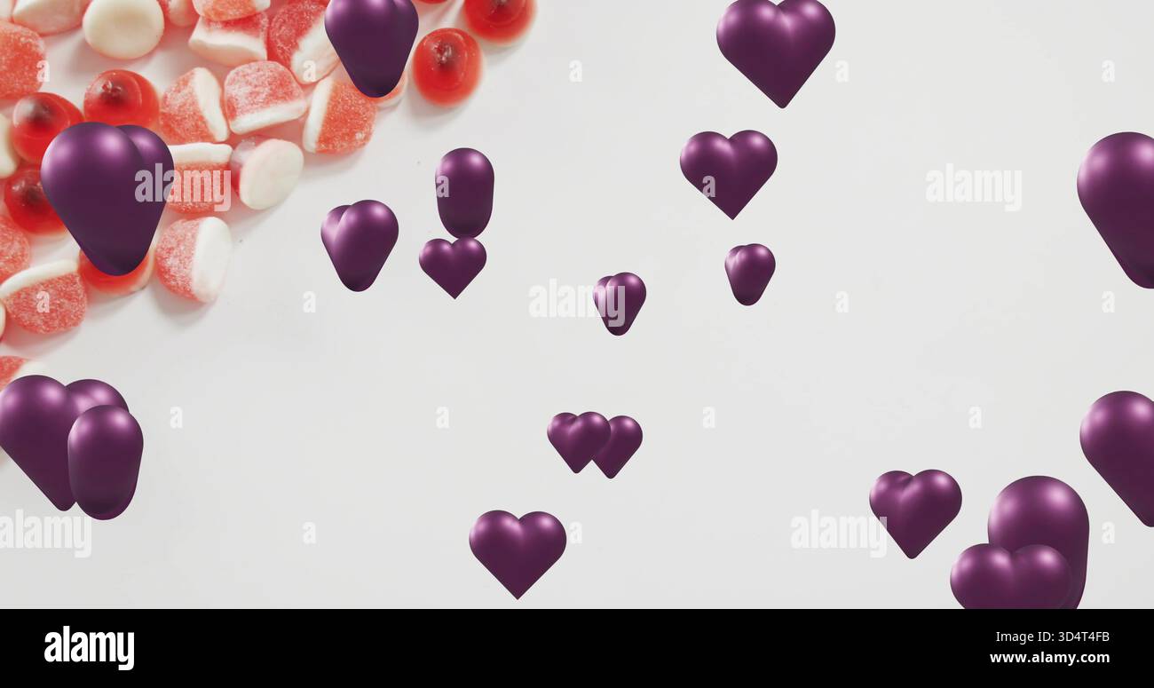 Cuori in 3D viola fluttuanti sullo sfondo bianco con gomme zuccherate rosse e bianche Foto Stock