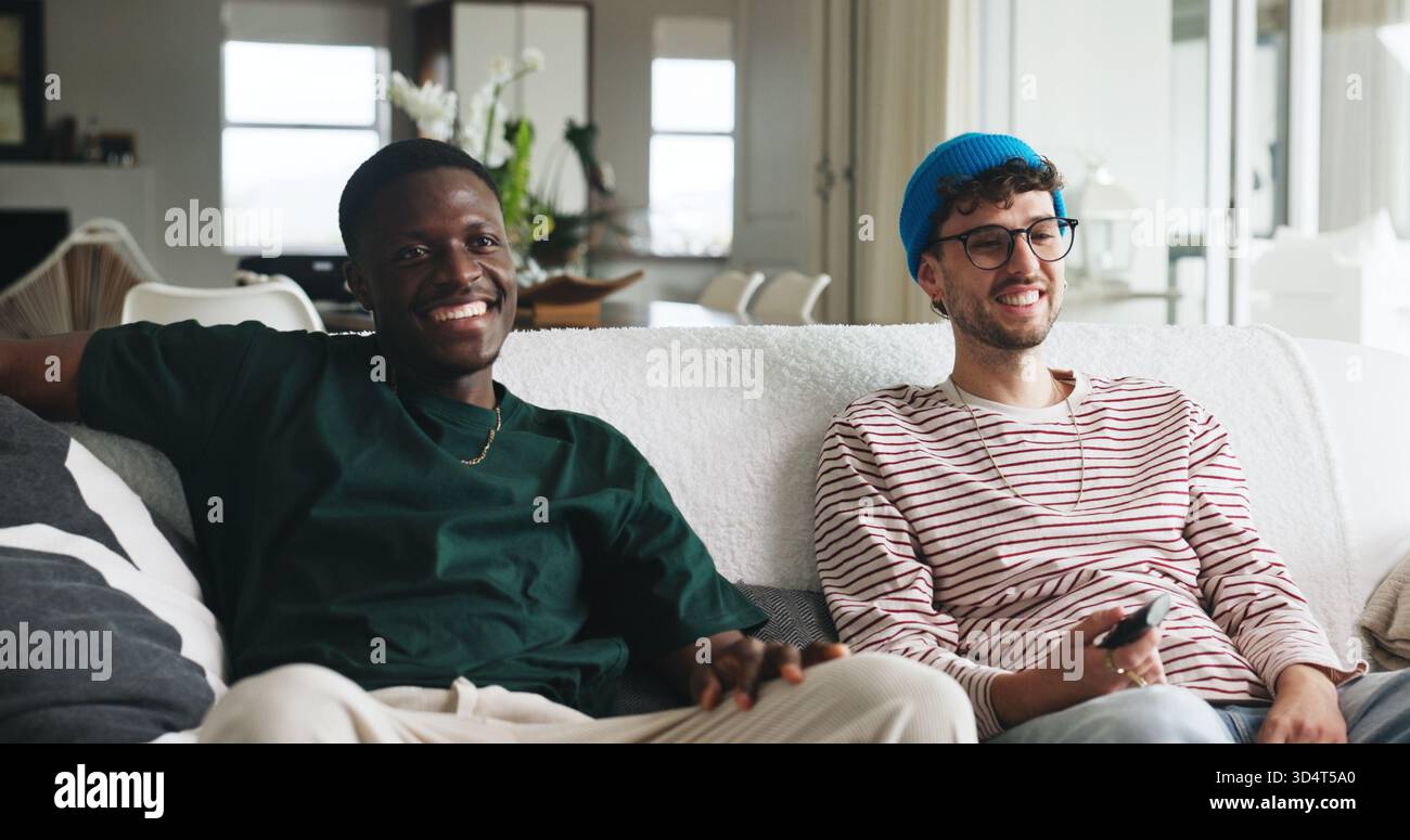 Amici, sorridi o guarda la tv sul divano con telecomando per una divertente scelta di film, un'Unione o un ritrovo. Persone felici, relax e servizio di streaming per Foto Stock