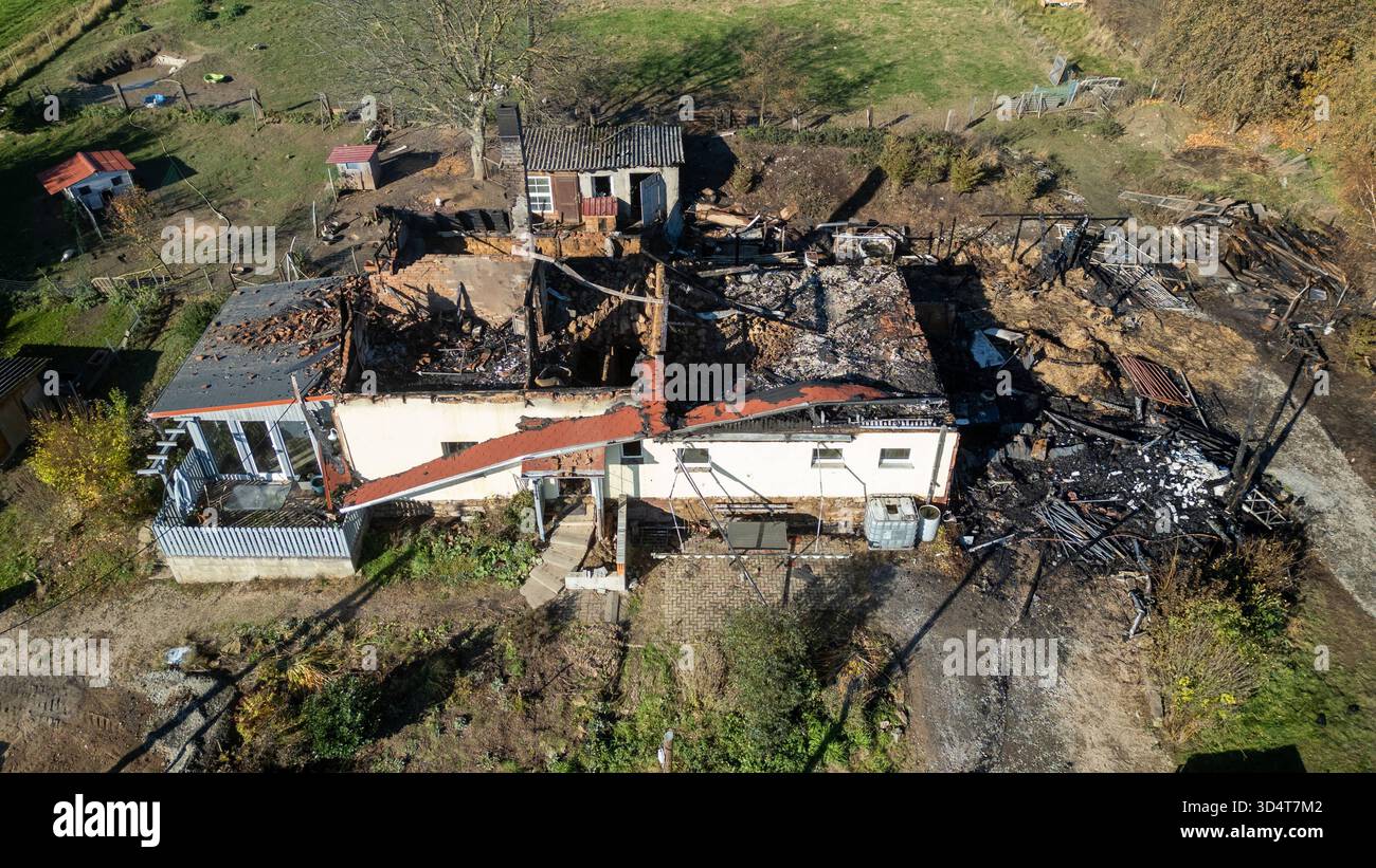 AGGIORNAMENTO: Lunzenau - Einfamilienhaus nach Brand komplett zerstört Großer Sachschaden, Brandursache unklar 06.11.2025 gegen 13 Uhr Lunzenau OT Klein Schlaisdorf, Feldstraße PM Polizeidirektion Chemnitz: Feuerwehr, Polizei und Rettungskräfte sind in der vergangenen Nacht in der Privatgrundstück auf inseinem Feldstraße zum Eatz gekommen. Nach dem derzeitigen Kenntnisstand War es aus noch ungeklärter Ursache in einem Nebengelass zum Brand gekommen, welcher sich in der Folge ausbreitete und auf ein angrenzendes Einfamilienhaus übergriff. Die beiden Bewohner 53/W, 53/m hatten sich selbstständig in SIC Foto Stock