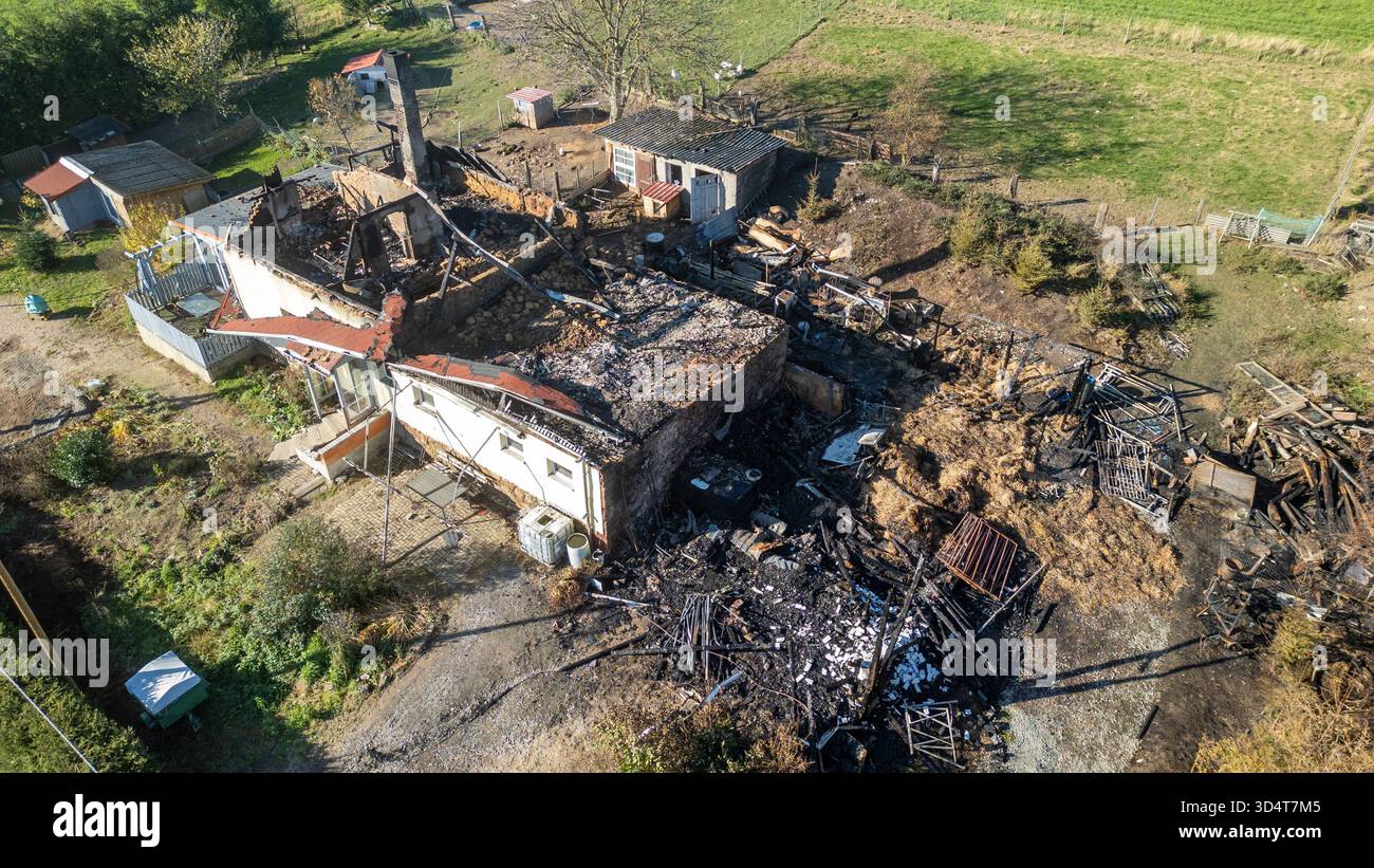 AGGIORNAMENTO: Lunzenau - Einfamilienhaus nach Brand komplett zerstört Großer Sachschaden, Brandursache unklar 06.11.2025 gegen 13 Uhr Lunzenau OT Klein Schlaisdorf, Feldstraße PM Polizeidirektion Chemnitz: Feuerwehr, Polizei und Rettungskräfte sind in der vergangenen Nacht in der Privatgrundstück auf inseinem Feldstraße zum Eatz gekommen. Nach dem derzeitigen Kenntnisstand War es aus noch ungeklärter Ursache in einem Nebengelass zum Brand gekommen, welcher sich in der Folge ausbreitete und auf ein angrenzendes Einfamilienhaus übergriff. Die beiden Bewohner 53/W, 53/m hatten sich selbstständig in SIC Foto Stock