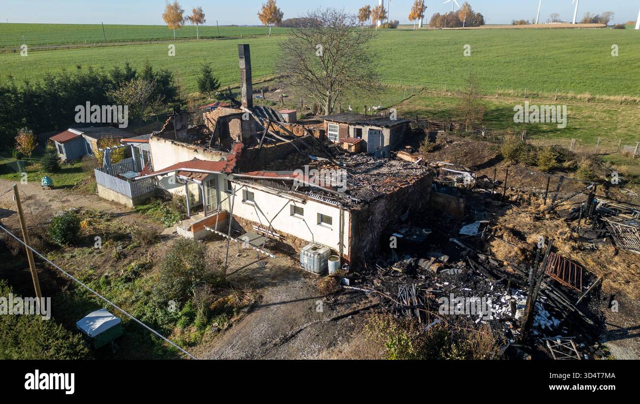 AGGIORNAMENTO: Lunzenau - Einfamilienhaus nach Brand komplett zerstört Großer Sachschaden, Brandursache unklar 06.11.2025 gegen 13 Uhr Lunzenau OT Klein Schlaisdorf, Feldstraße PM Polizeidirektion Chemnitz: Feuerwehr, Polizei und Rettungskräfte sind in der vergangenen Nacht in der Privatgrundstück auf inseinem Feldstraße zum Eatz gekommen. Nach dem derzeitigen Kenntnisstand War es aus noch ungeklärter Ursache in einem Nebengelass zum Brand gekommen, welcher sich in der Folge ausbreitete und auf ein angrenzendes Einfamilienhaus übergriff. Die beiden Bewohner 53/W, 53/m hatten sich selbstständig in SIC Foto Stock