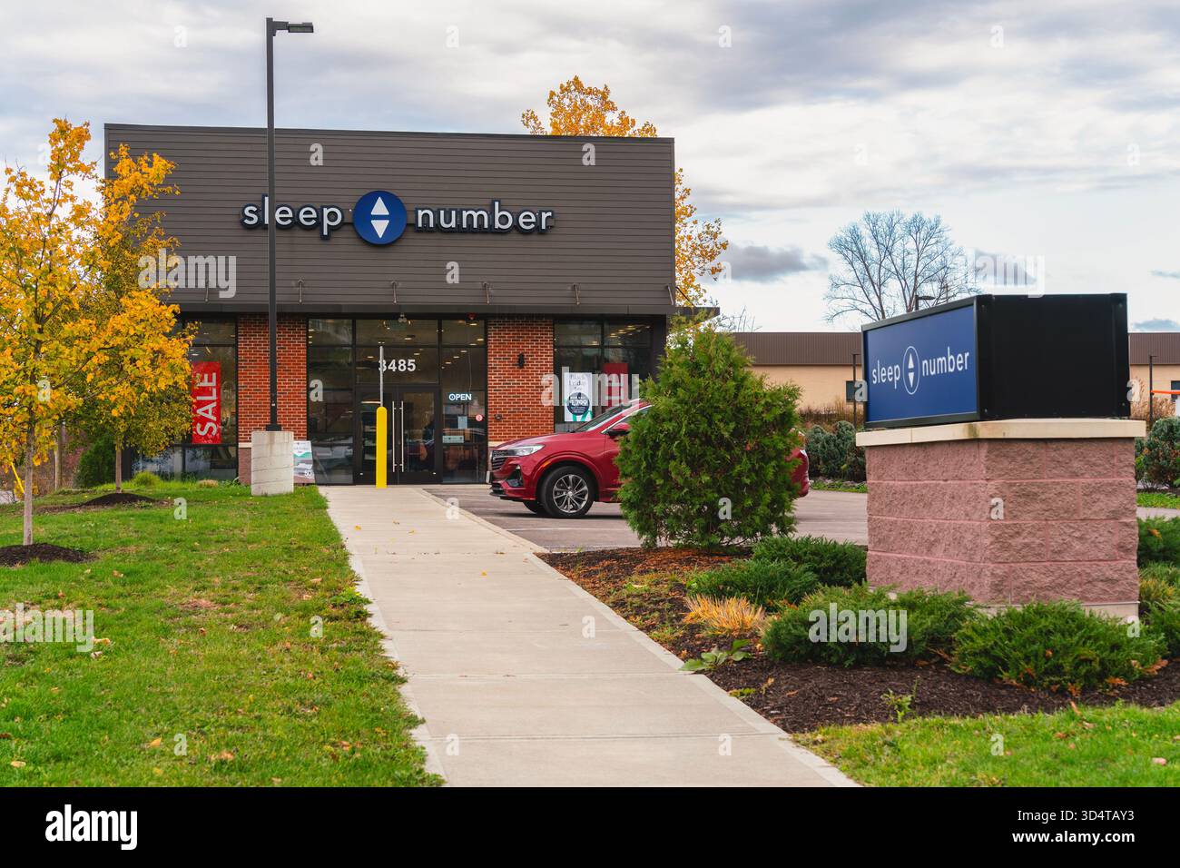 DeWitt, New York - 8 novembre 2025: Sleep Number è un marchio di benessere del sonno che offre materassi intelligenti regolabili e monitoraggio biometrico del sonno su oltre 600 U.S. st Foto Stock