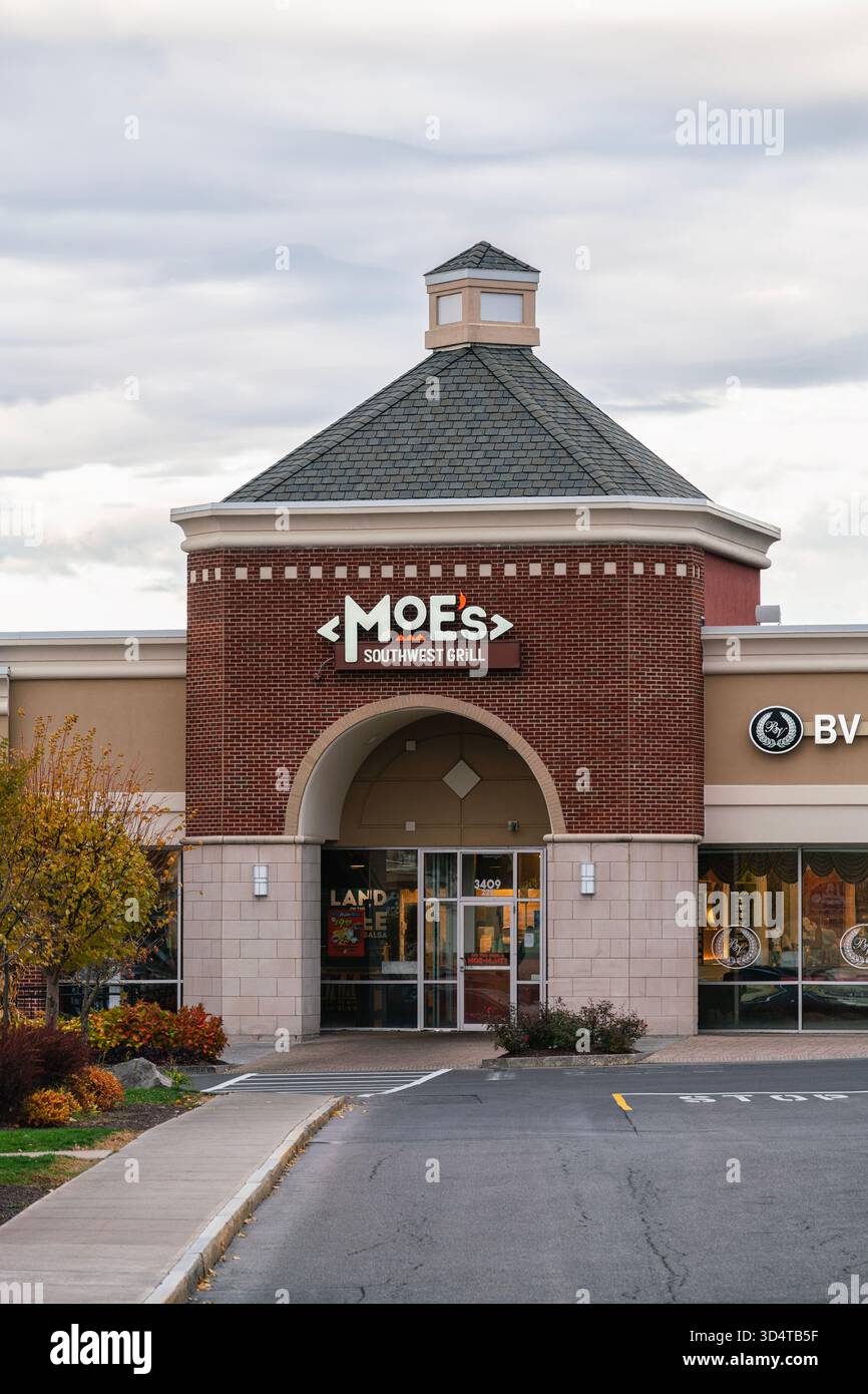 DeWitt, New York - 8 novembre 2025: Moe's Southwest Grill è una catena di ristoranti fast-casual che offre burrito, ciotole e tacos personalizzabili in oltre 600 sedi statunitensi Foto Stock